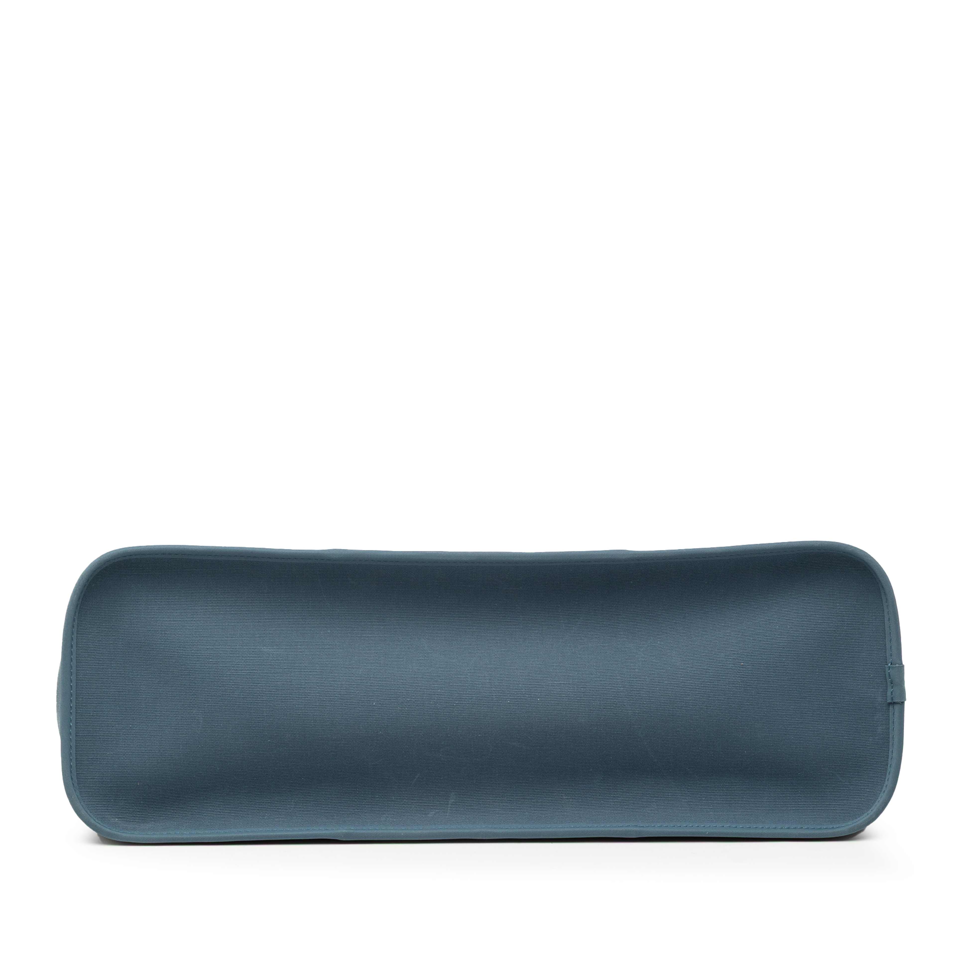 Hermès Toile Cabag Elan Pm, från Luxclusif, i färgen denim. Klicka för att öppna bilden i stort format