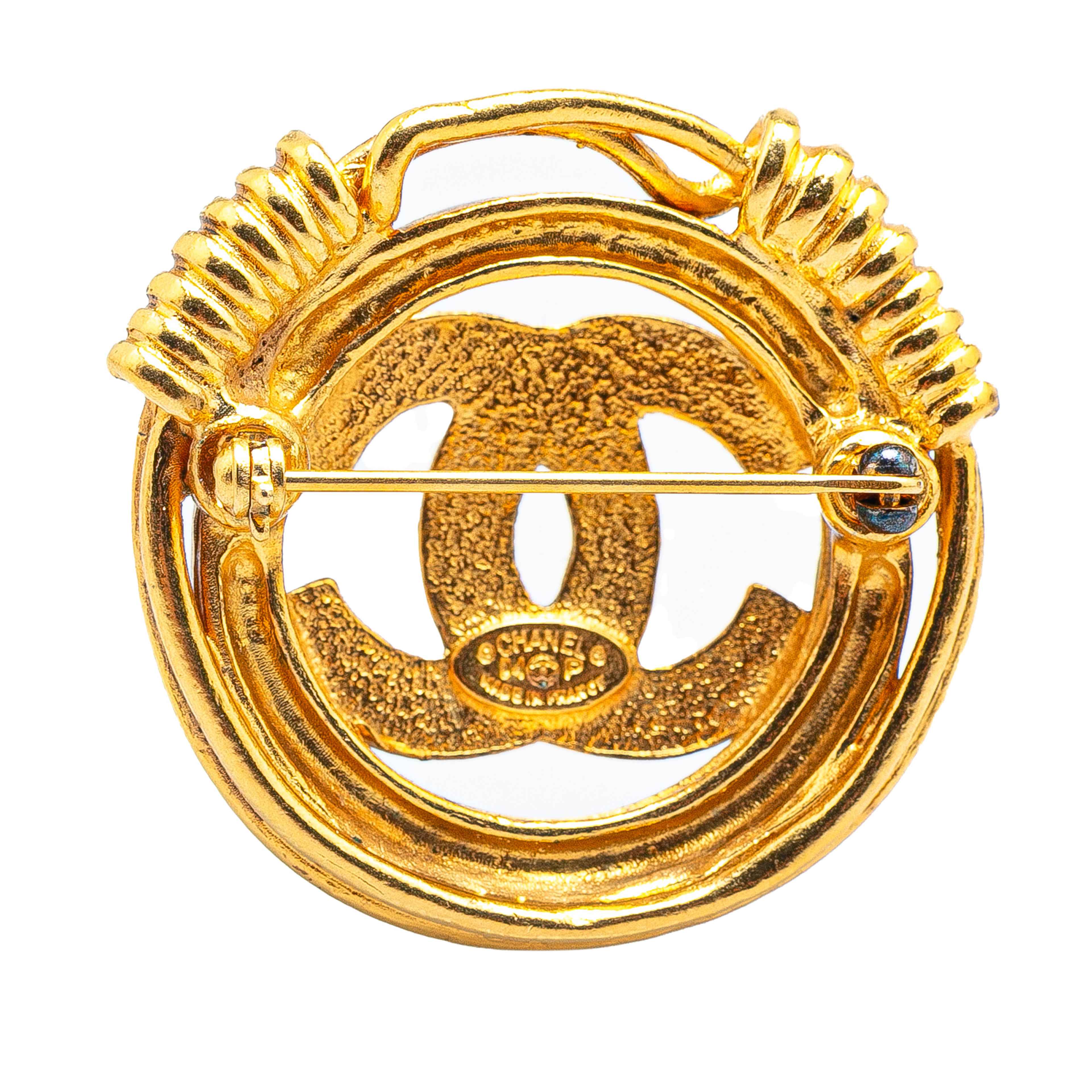 Chanel Gold Plated Cc Brooch, från Luxclusif, i färgen gold.