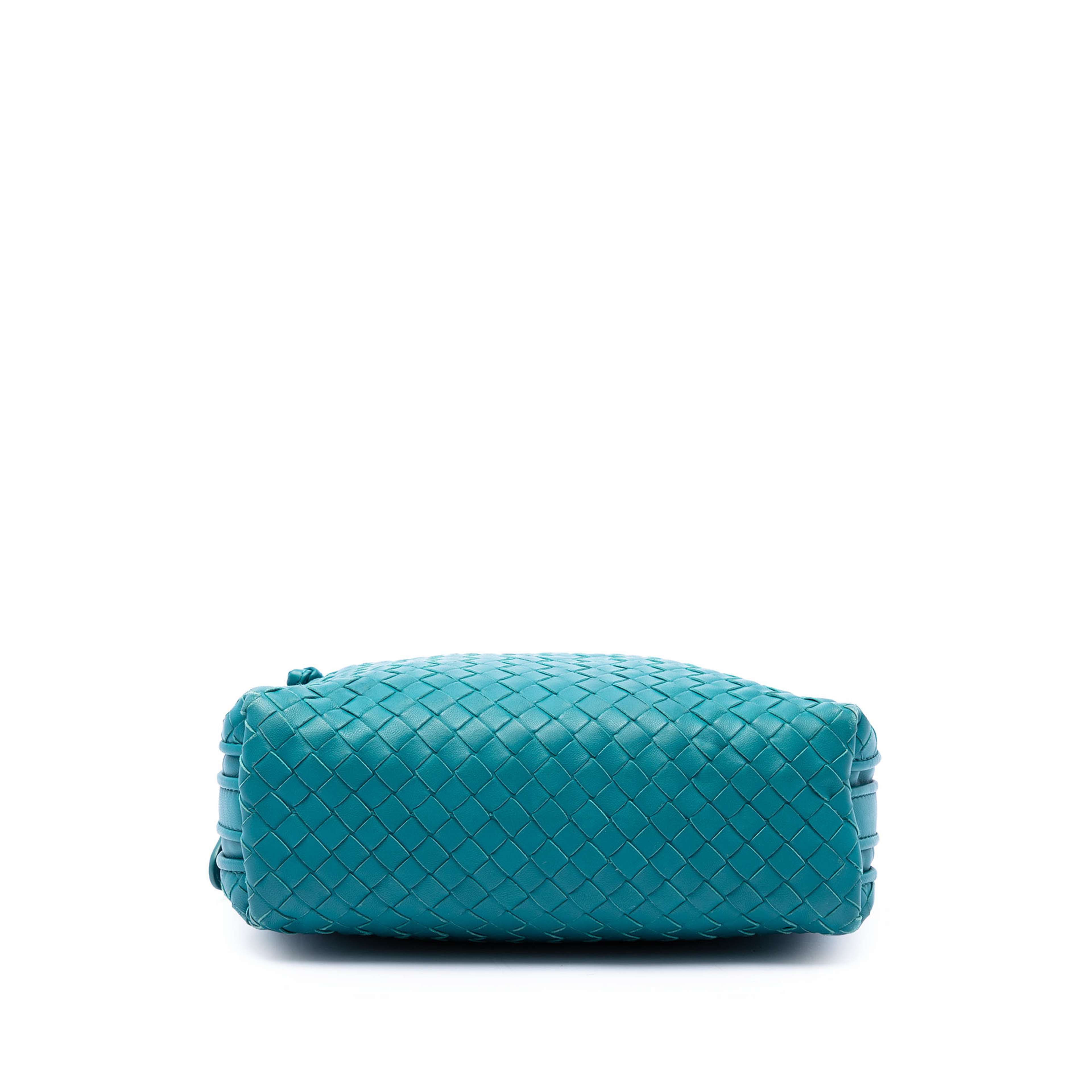 Bottega Veneta Mini Nappa Intrecciato Nodini Double Zip Crossbody, från Luxclusif, i färgen blå. Klicka för att öppna bilden i stort format