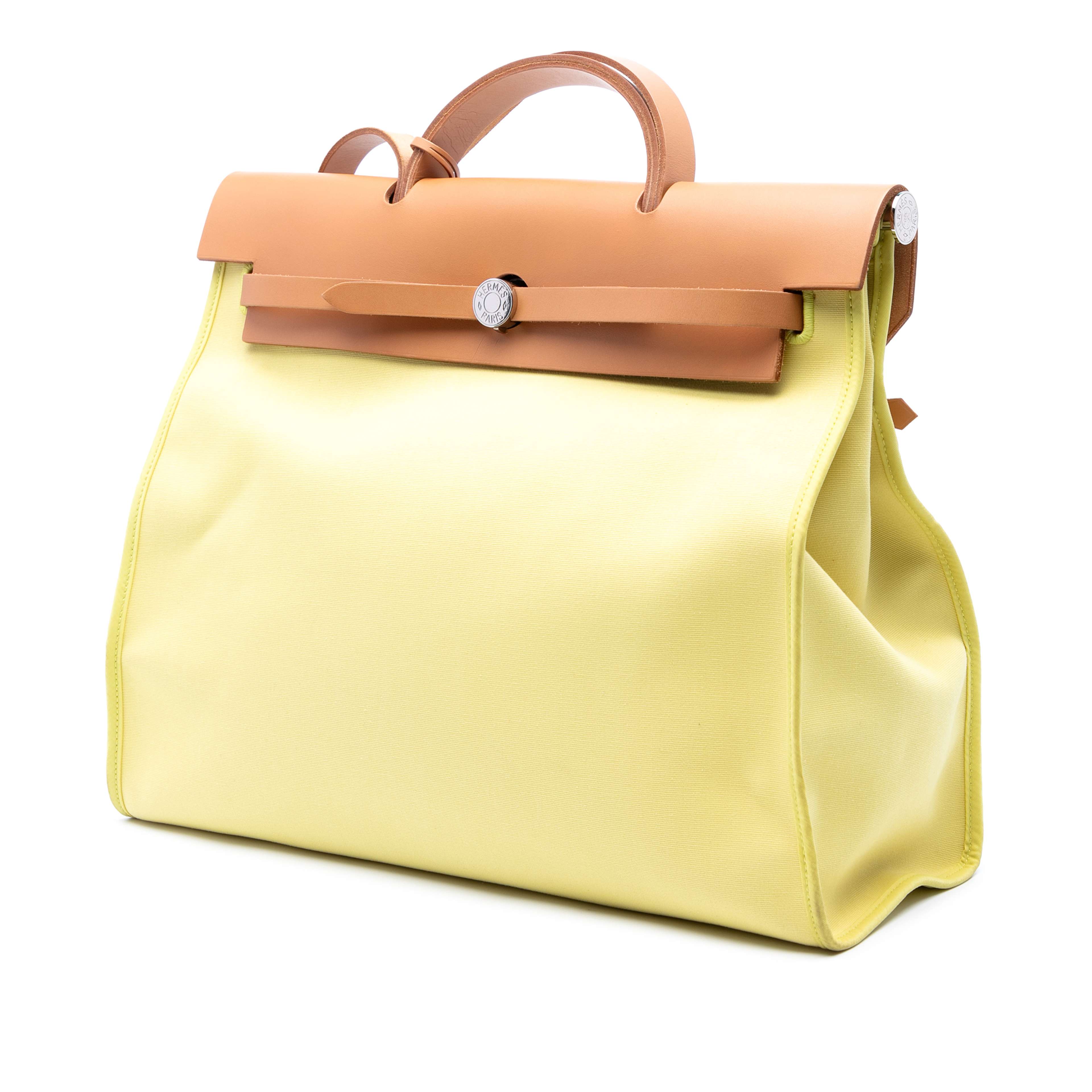 Hermès Toile Herbag Zip 39, från Luxclusif, i färgen yellow. Klicka för att öppna bilden i stort format