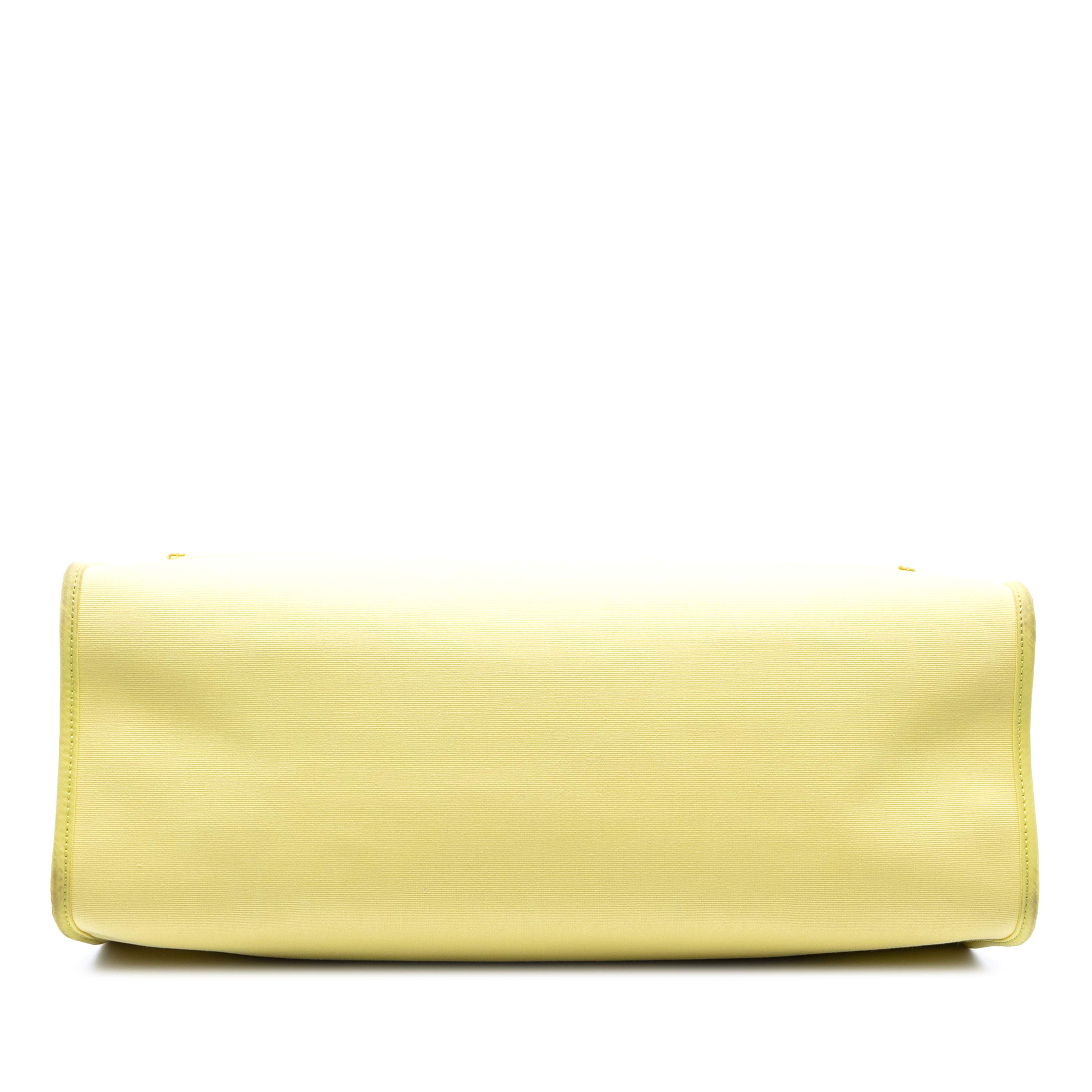 Hermès Toile Herbag Zip 39, från Luxclusif, i färgen yellow. Klicka för att öppna bilden i stort format