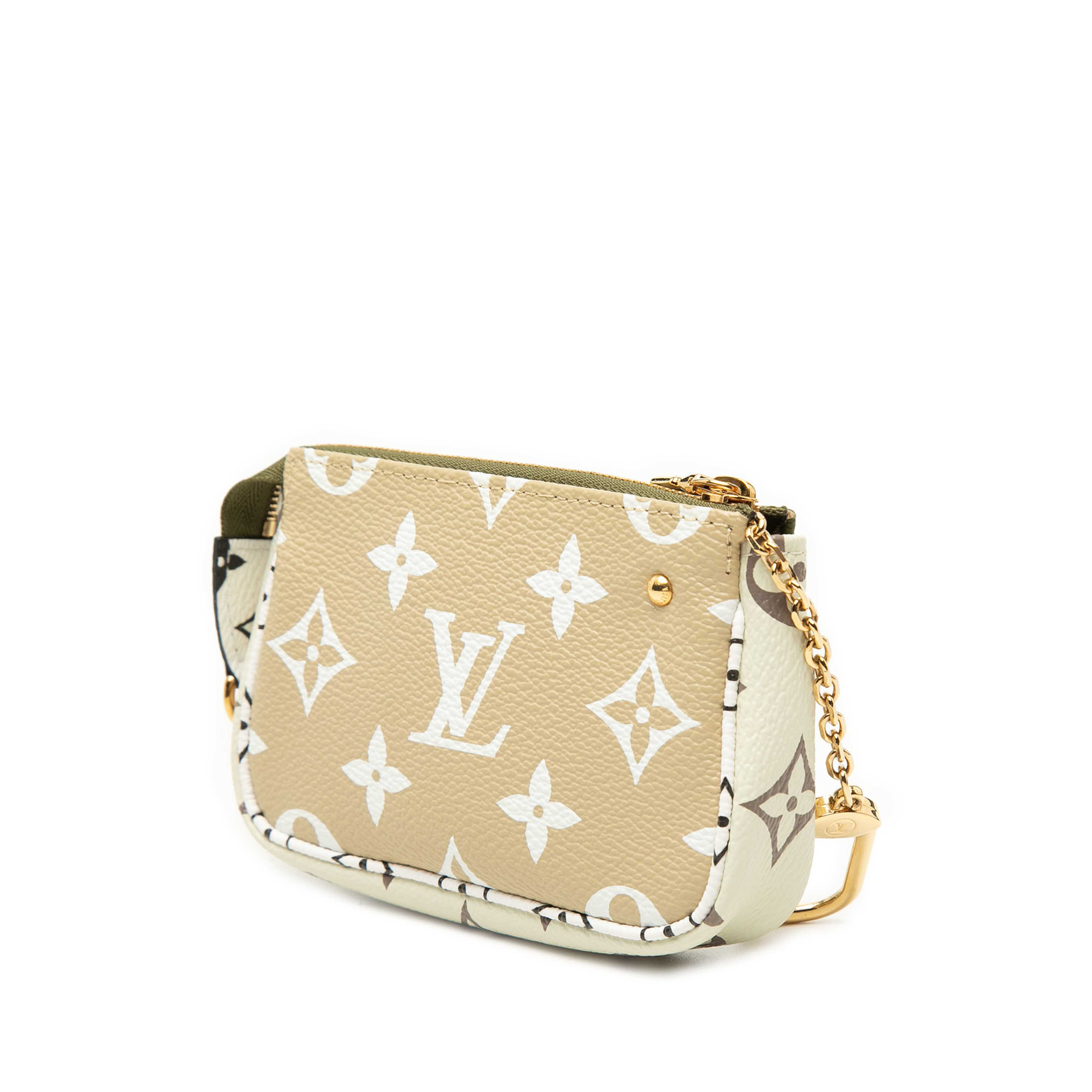 Louis Vuitton Monogram Giant Micro Pochette Accessoires, från Luxclusif, i färgen grön. Klicka för att öppna bilden i stort format
