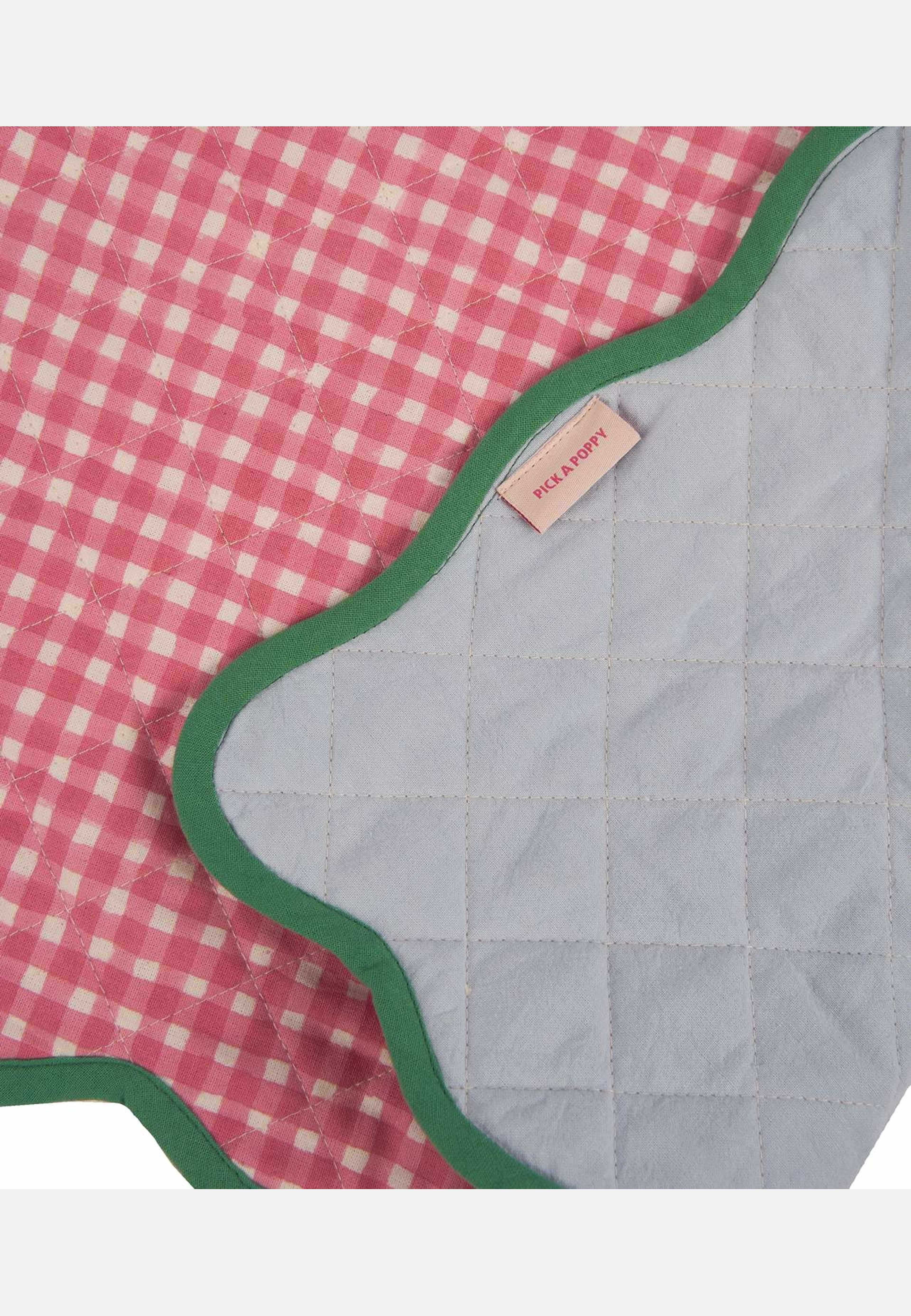 Scallop Quiltad Bordstablett -  33x48 Cm, från Pick A Poppy, i färgen dark pink. Klicka för att öppna bilden i stort format