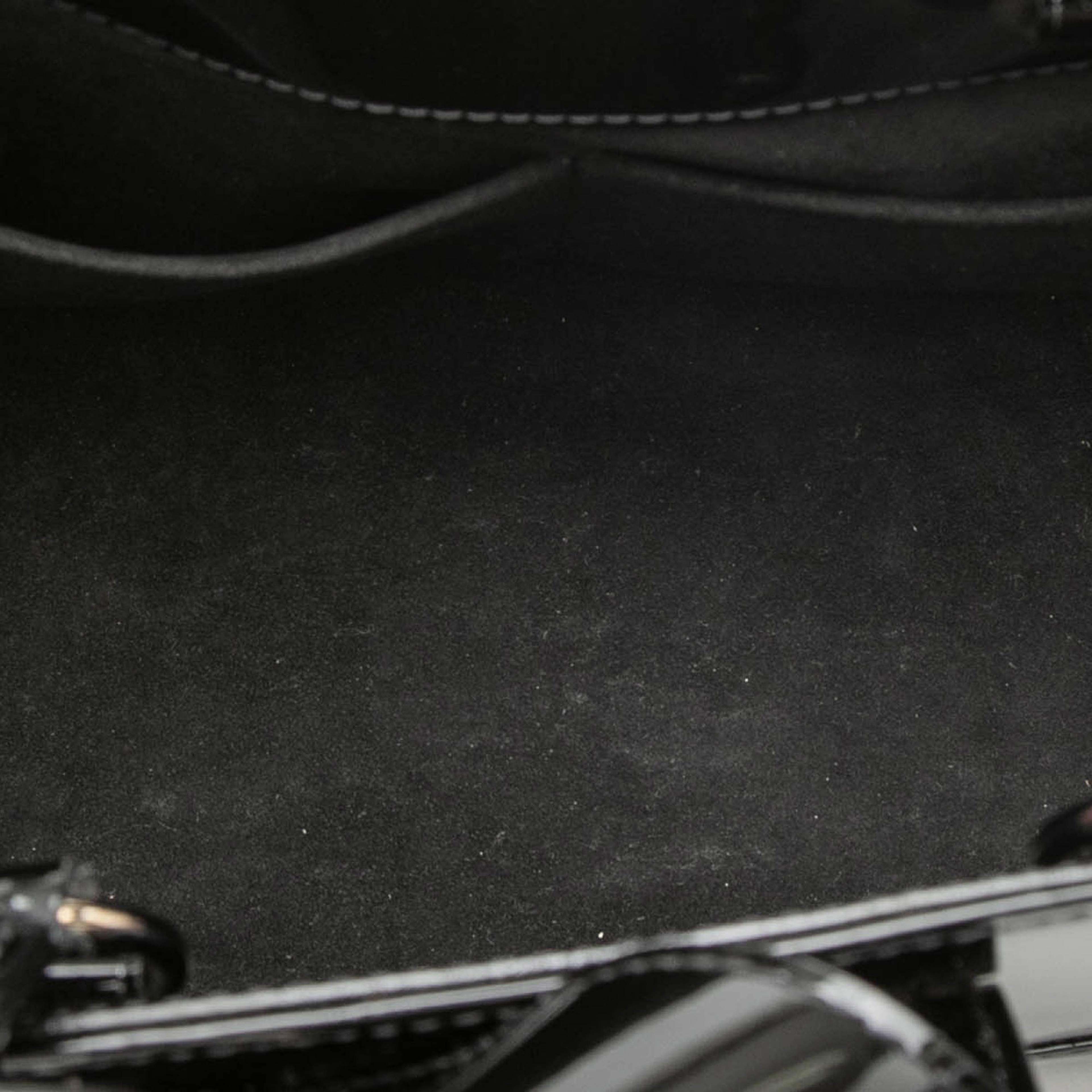 Louis Vuitton Electric Epi Mirabeau Pm, från Luxclusif, i färgen black. Klicka för att öppna bilden i stort format