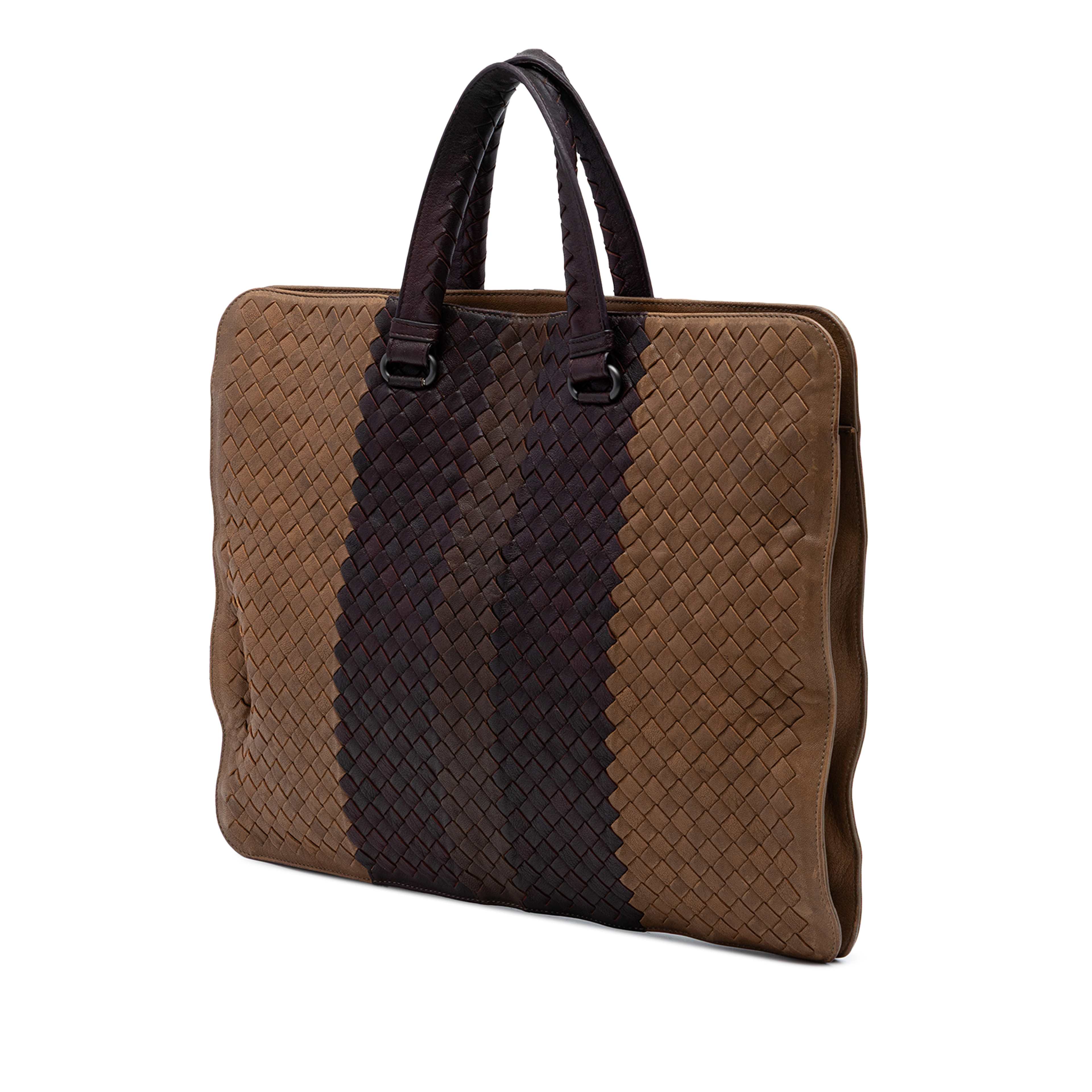 Bottega Veneta Nappa Intrecciato Club Fume Briefcase, från Luxclusif, i färgen brun. Klicka för att öppna bilden i stort format