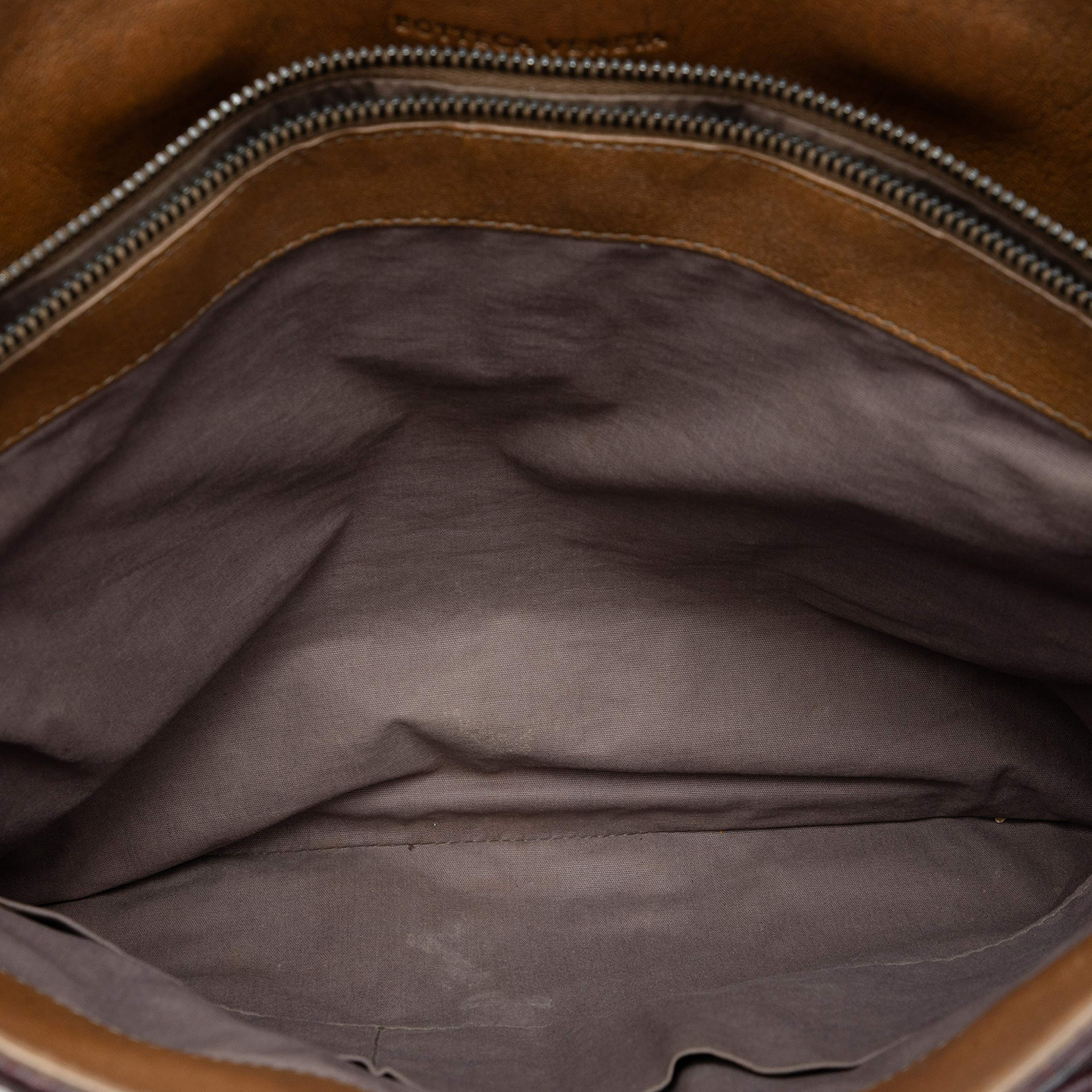 Bottega Veneta Nappa Intrecciato Club Fume Briefcase, från Luxclusif, i färgen brown. Klicka för att öppna bilden i stort format