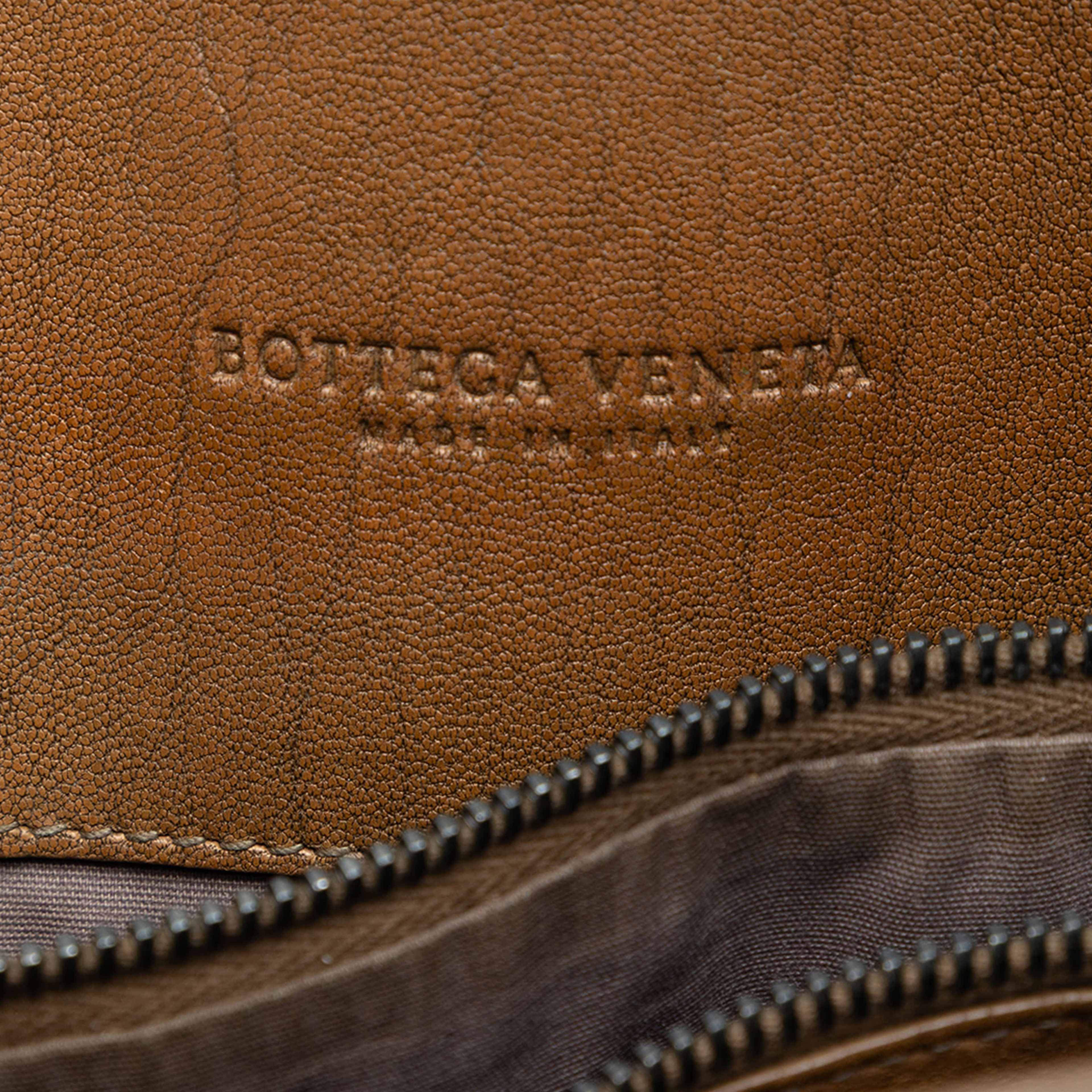 Bottega Veneta Nappa Intrecciato Club Fume Briefcase, från Luxclusif, i färgen brown. Klicka för att öppna bilden i stort format