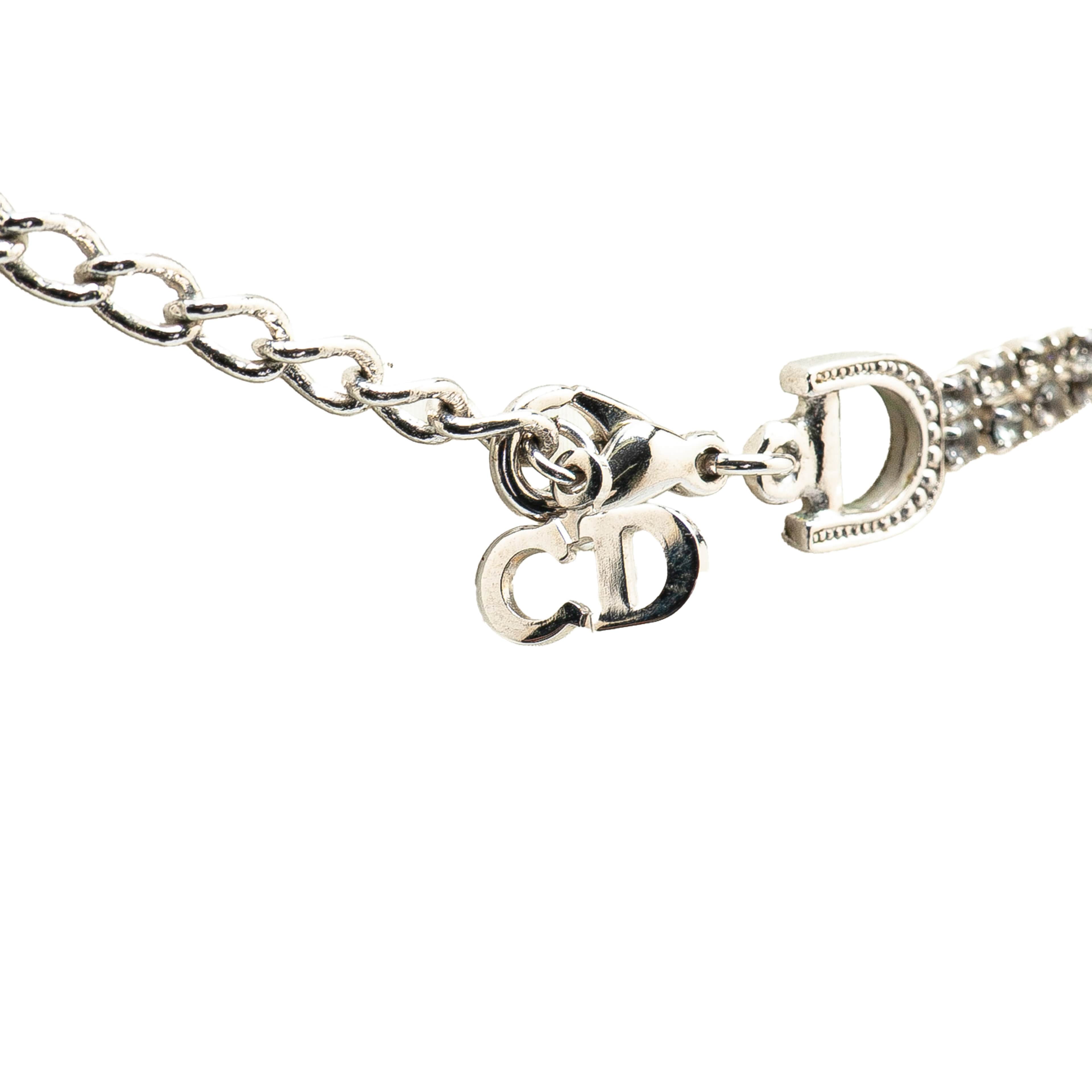 Dior Silver Double Chain Crystal D Logo Pendant Necklace, från Luxclusif, i färgen silver. Klicka för att öppna bilden i stort format