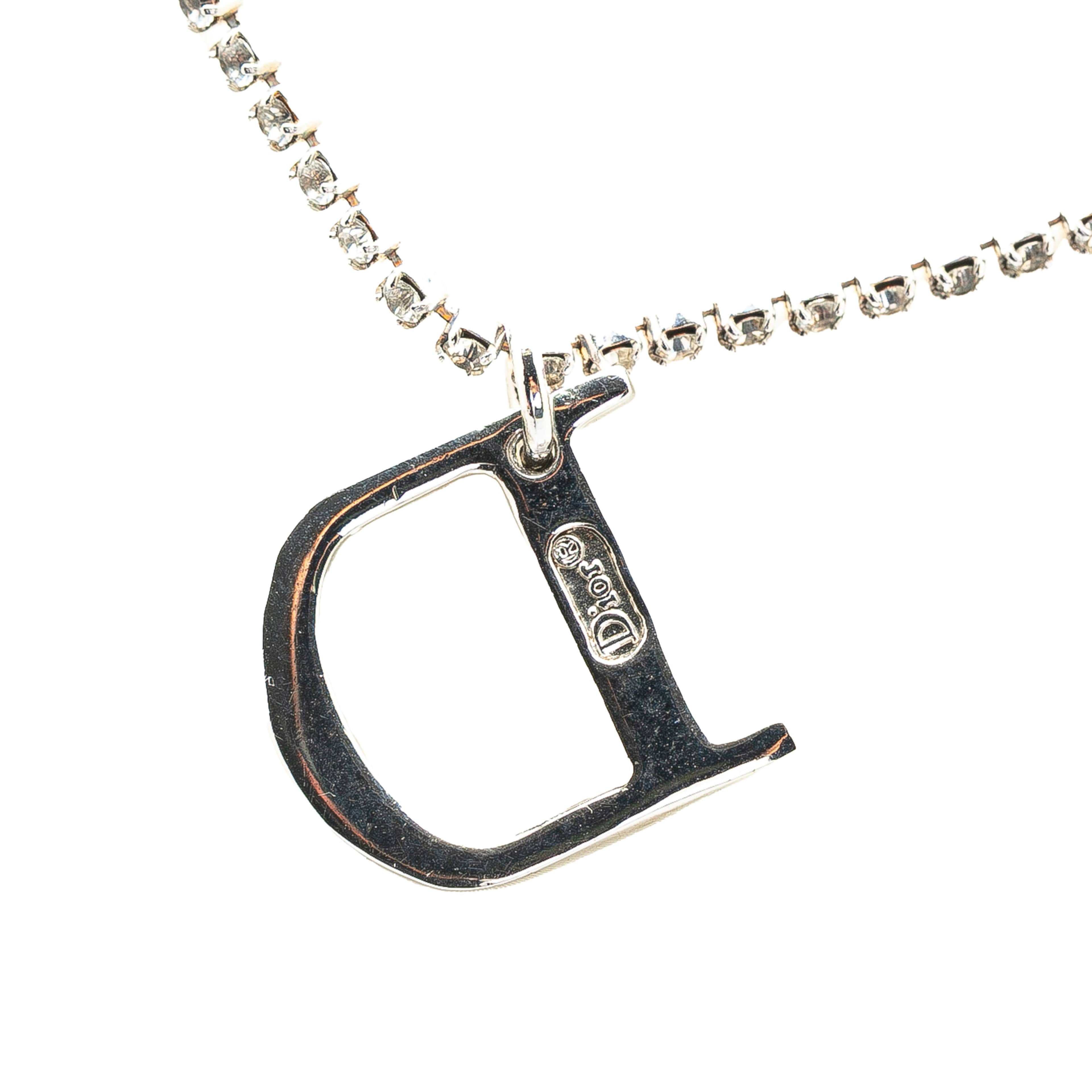 Dior Silver Double Chain Crystal D Logo Pendant Necklace, från Luxclusif, i färgen silver. Klicka för att öppna bilden i stort format