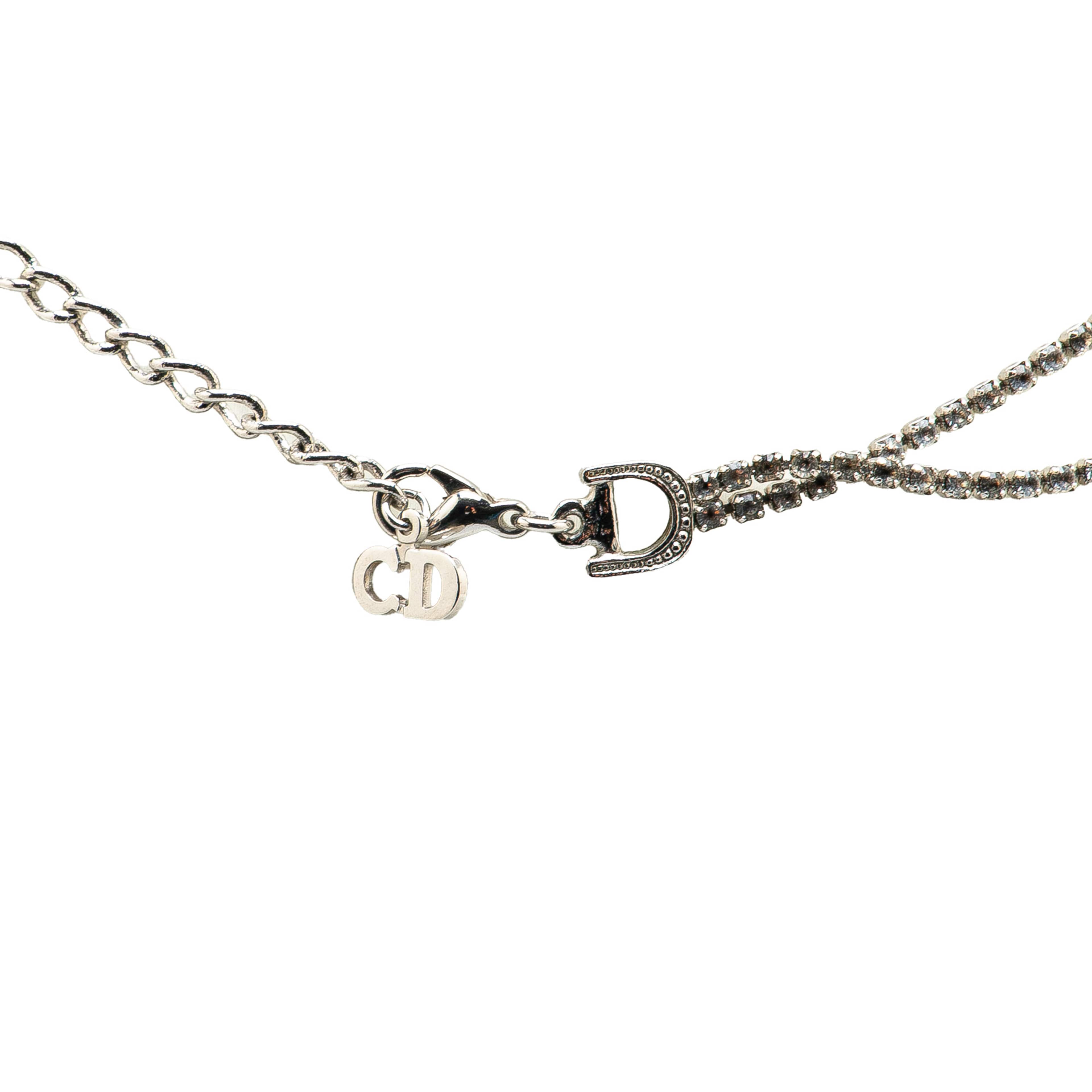 Dior Silver Double Chain Crystal D Logo Pendant Necklace, från Luxclusif, i färgen silver. Klicka för att öppna bilden i stort format