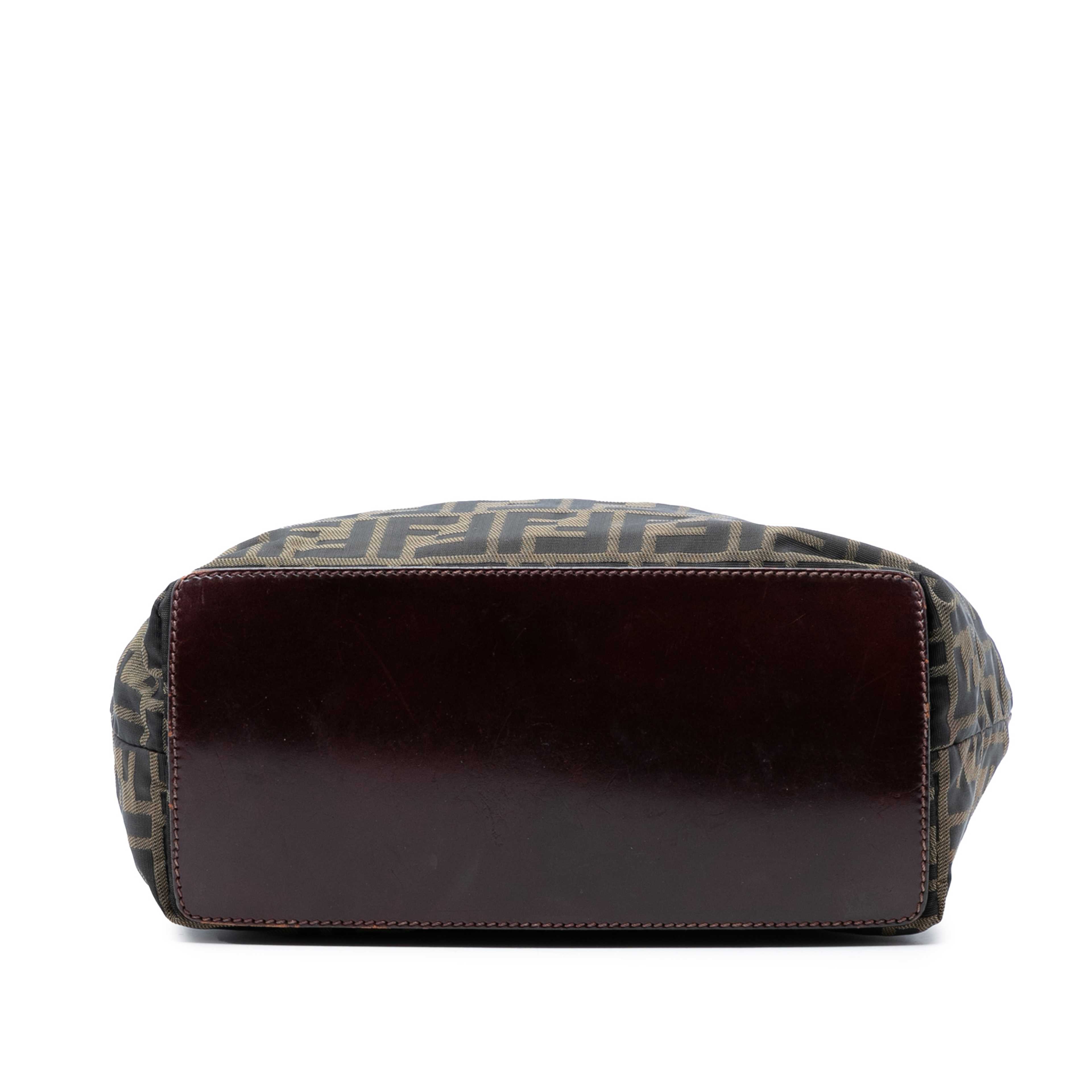 Fendi Zucca Canvas Tote, från Luxclusif, i färgen brun. Klicka för att öppna bilden i stort format