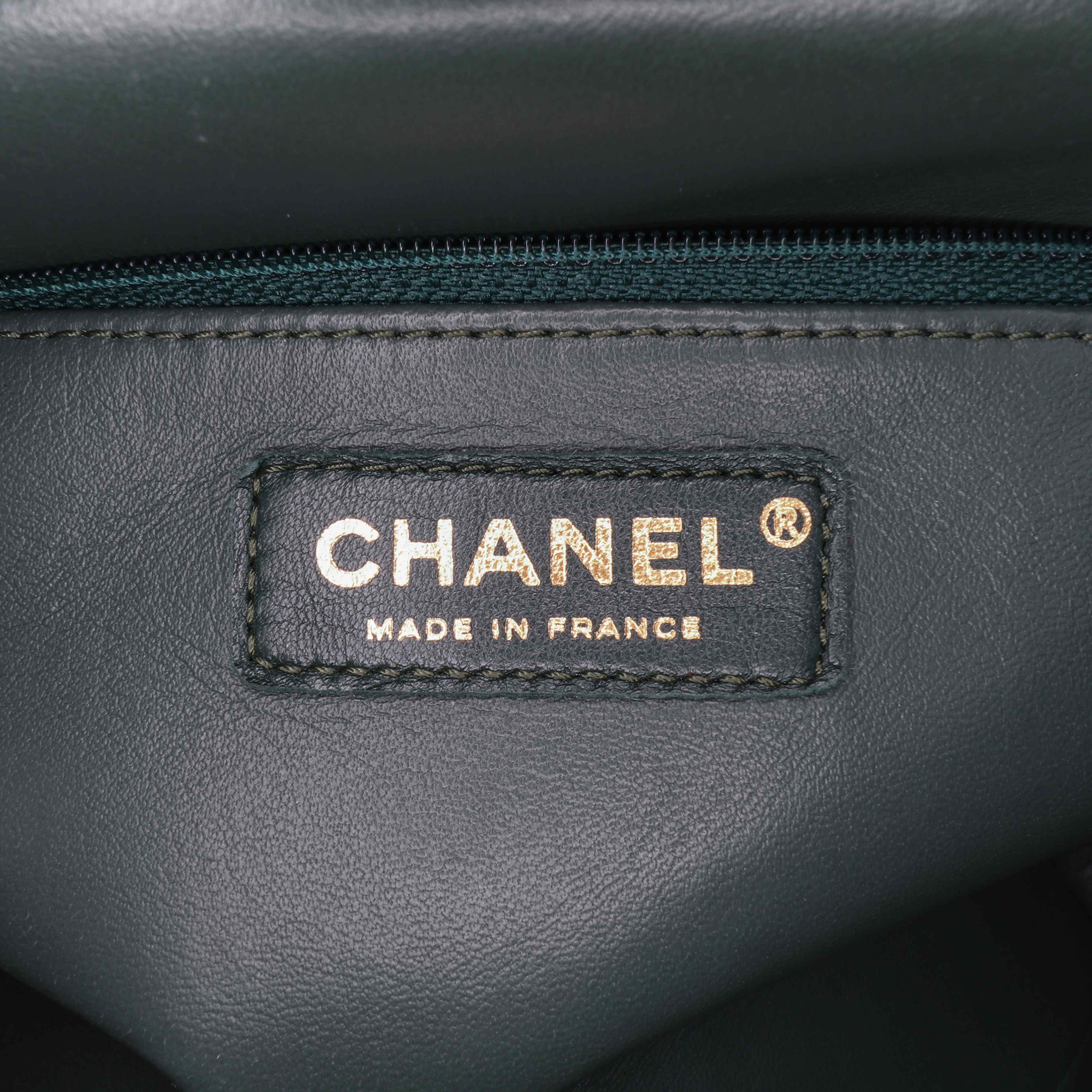 Chanel Small Quilted Calfskin Colosseum Lock Frame Bowling Bag, från Luxclusif, i färgen dark green. Klicka för att öppna bilden i stort format