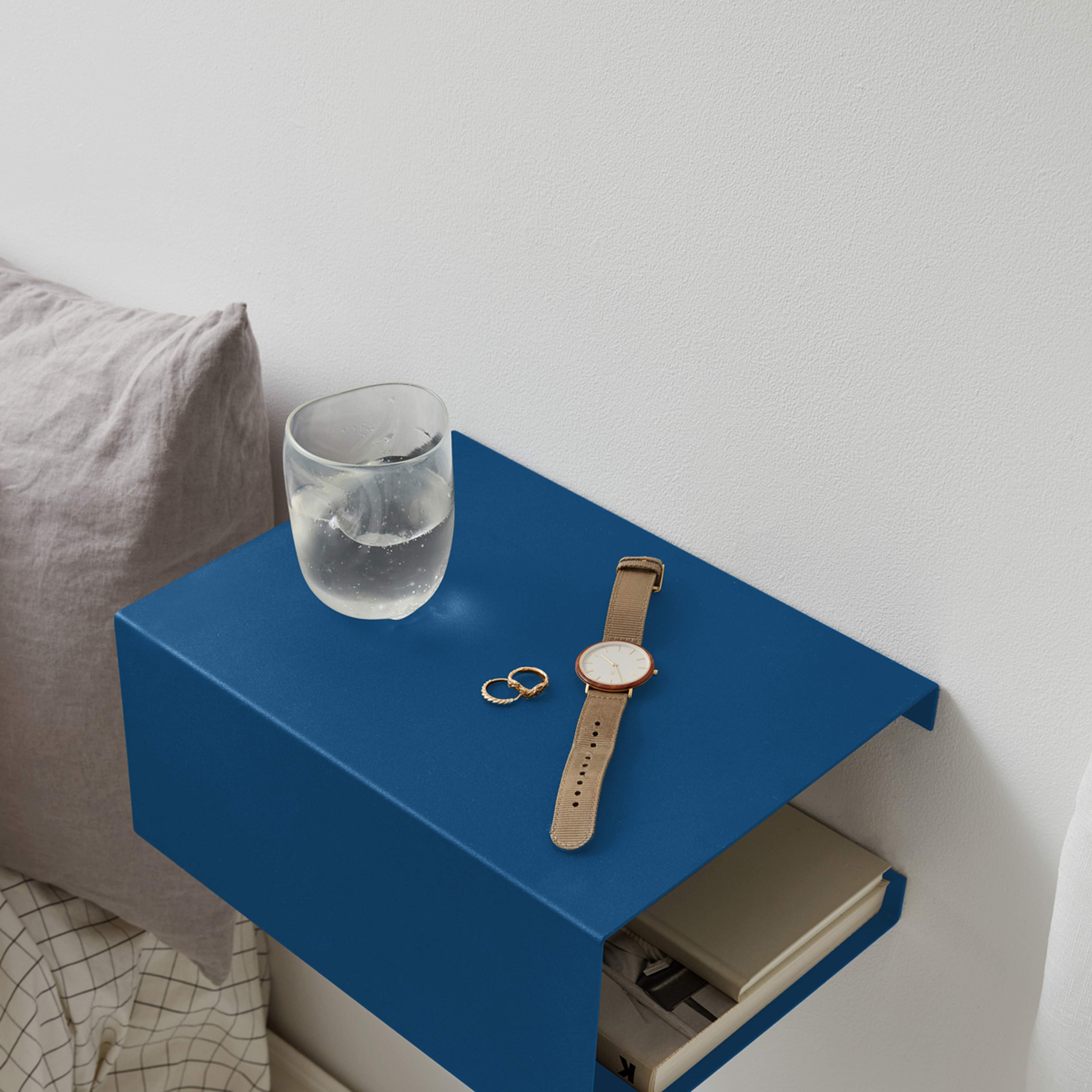 Boxshelf, från ReCollector, i färgen cobolt blue. Klicka för att öppna bilden i stort format