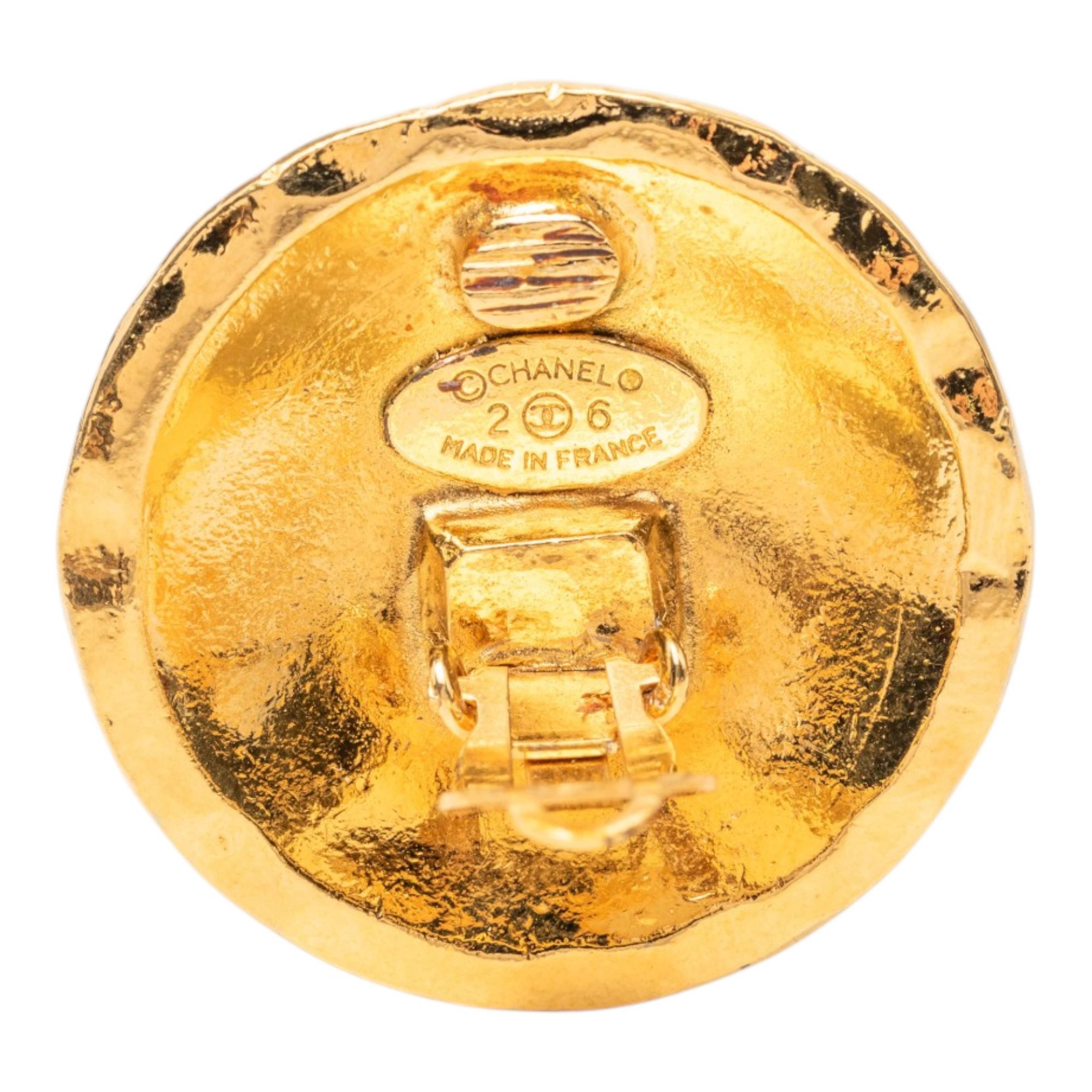 Chanel Cc Quilted Gold Plated Round Clip On Earrings, från Luxclusif, i färgen guld. Klicka för att öppna bilden i stort format