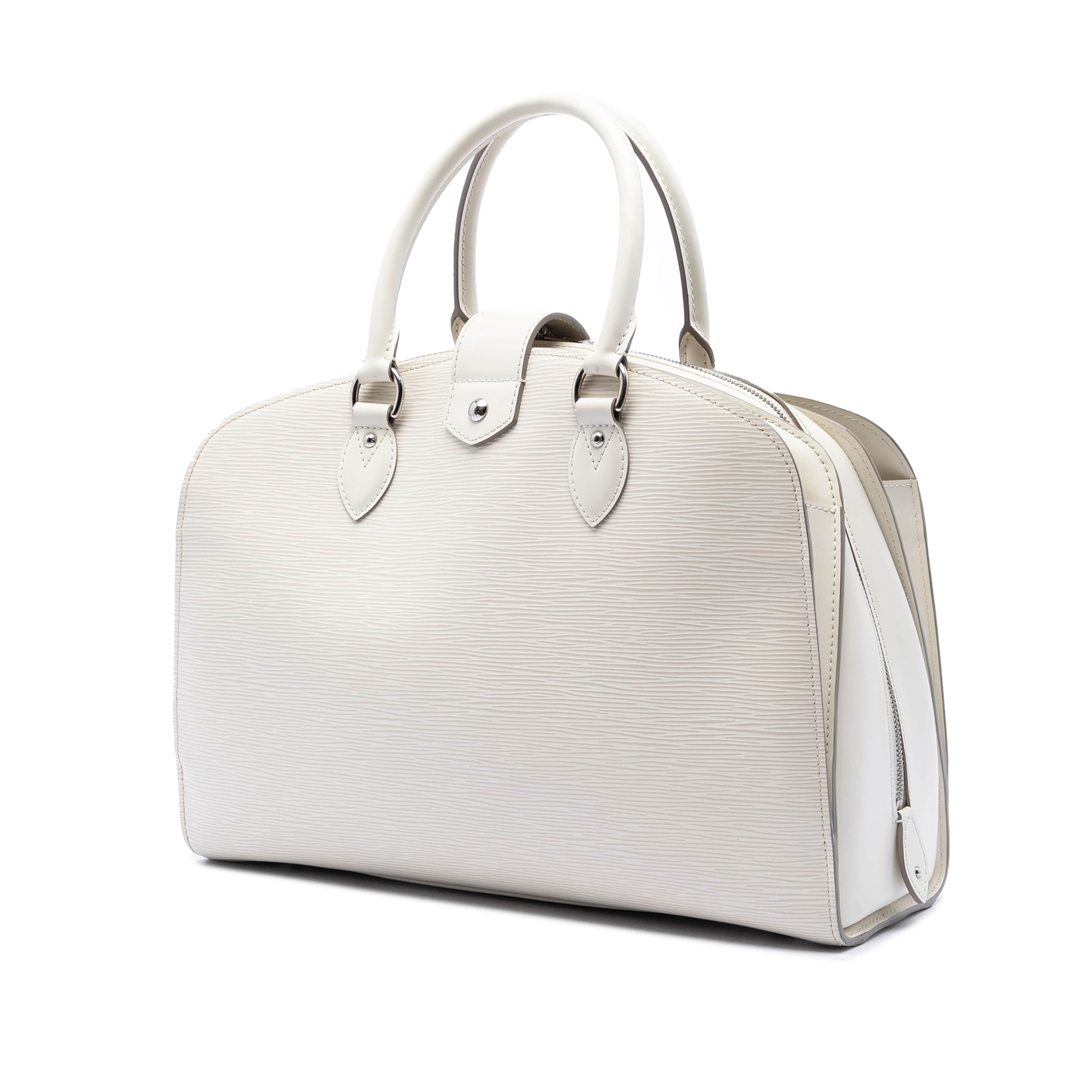 Louis Vuitton Epi Pont Neuf Gm, från Luxclusif, i färgen vit. Klicka för att öppna bilden i stort format
