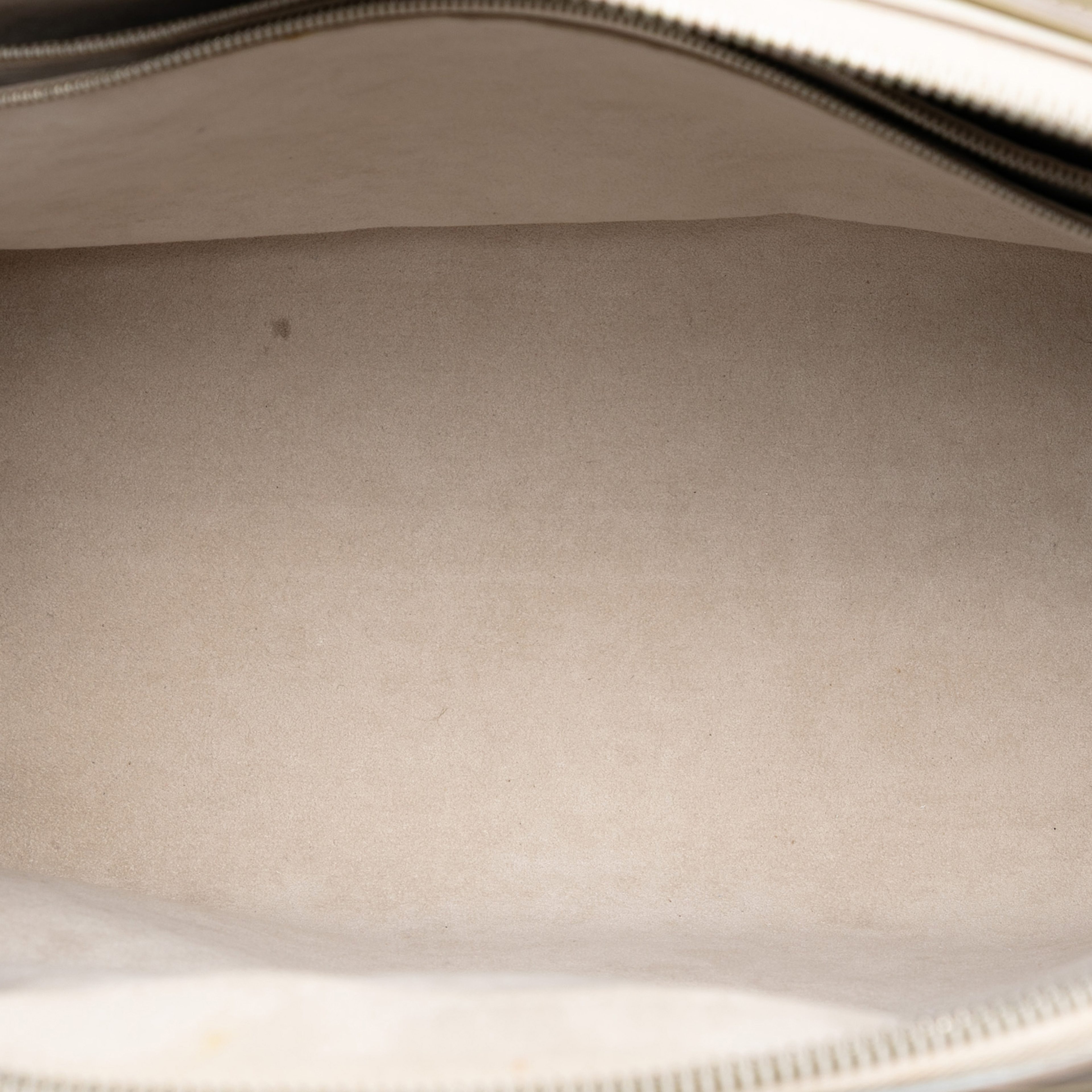 Louis Vuitton Epi Pont Neuf Gm, från Luxclusif, i färgen white. Klicka för att öppna bilden i stort format