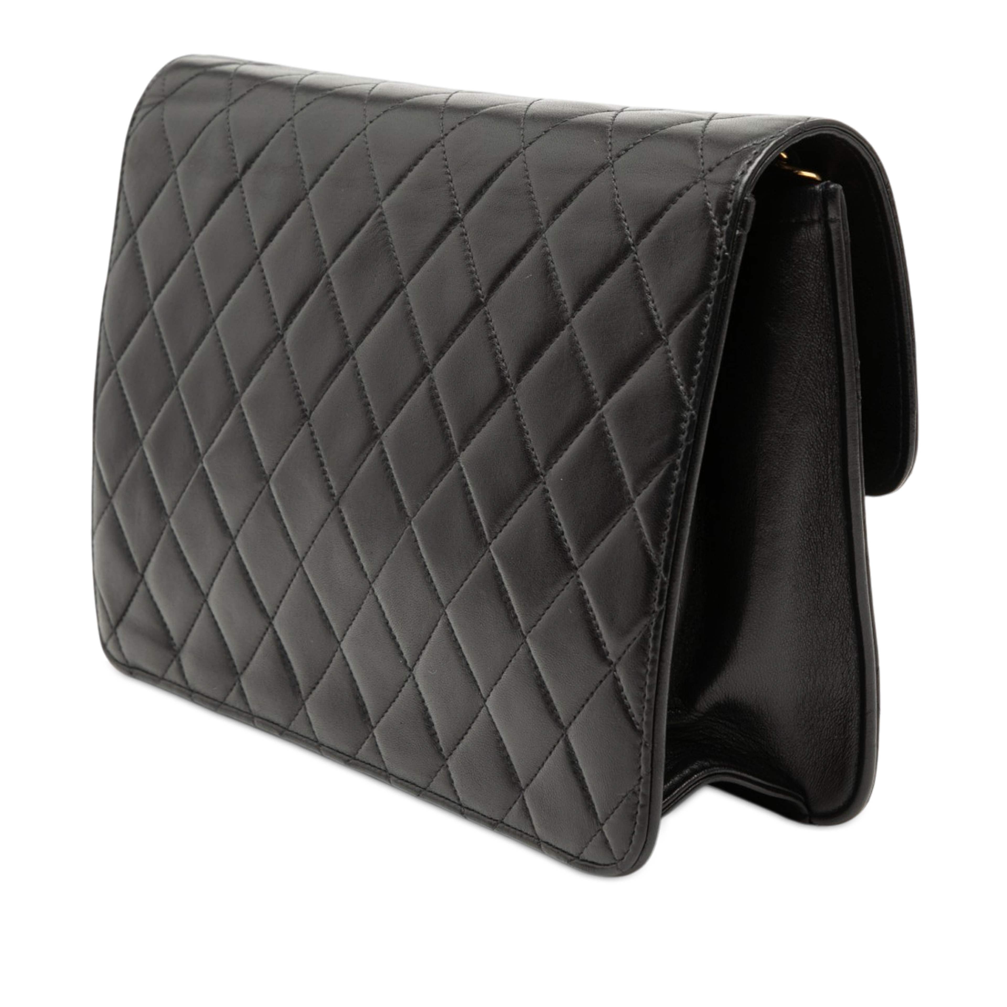 Chanel Medium Cc Quilted Lambskin Single Flap, från Luxclusif, i färgen svart. Klicka för att öppna bilden i stort format