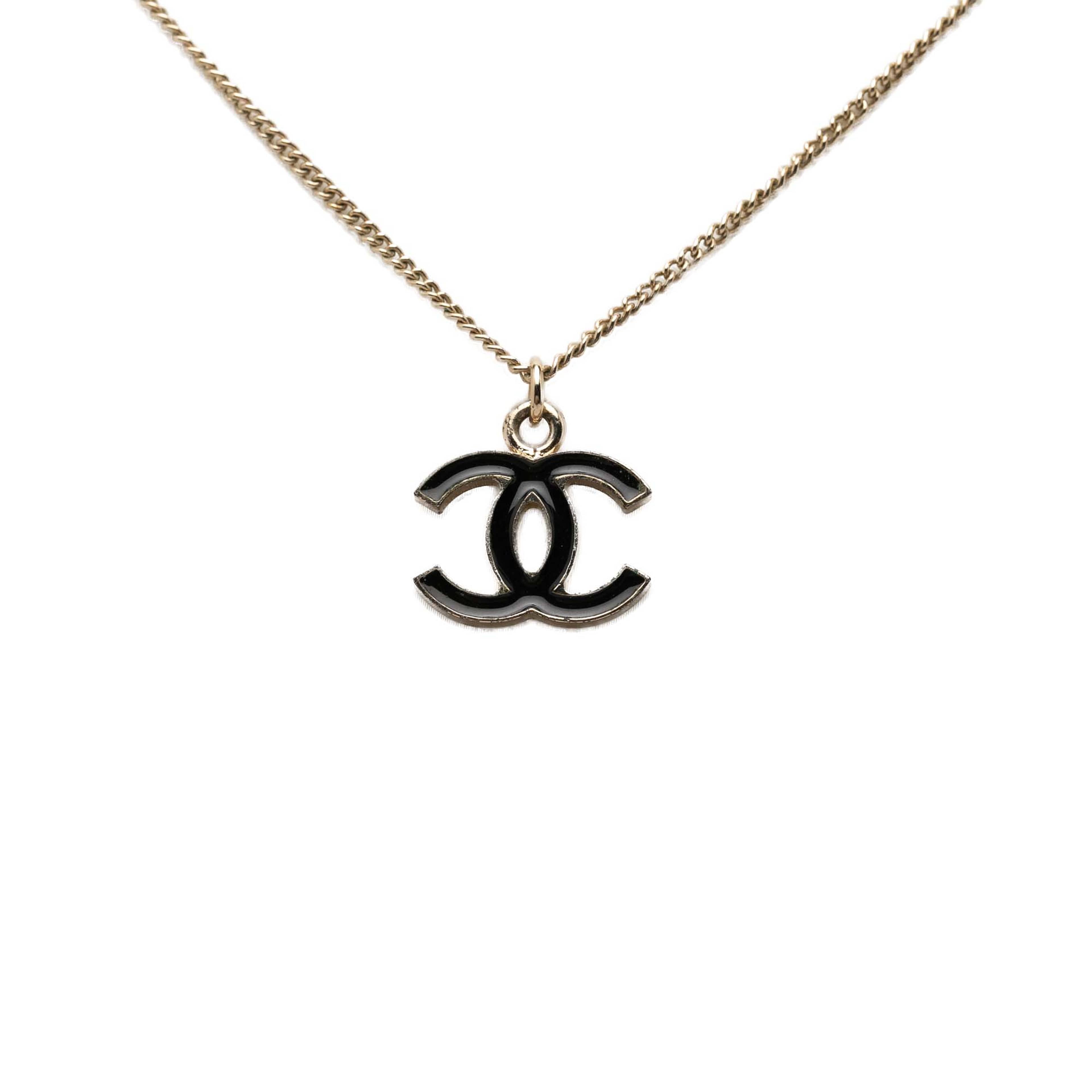 Chanel Cc Brass Lacquered Pendant Necklace, från Luxclusif, i färgen silver. Klicka för att öppna bilden i stort format