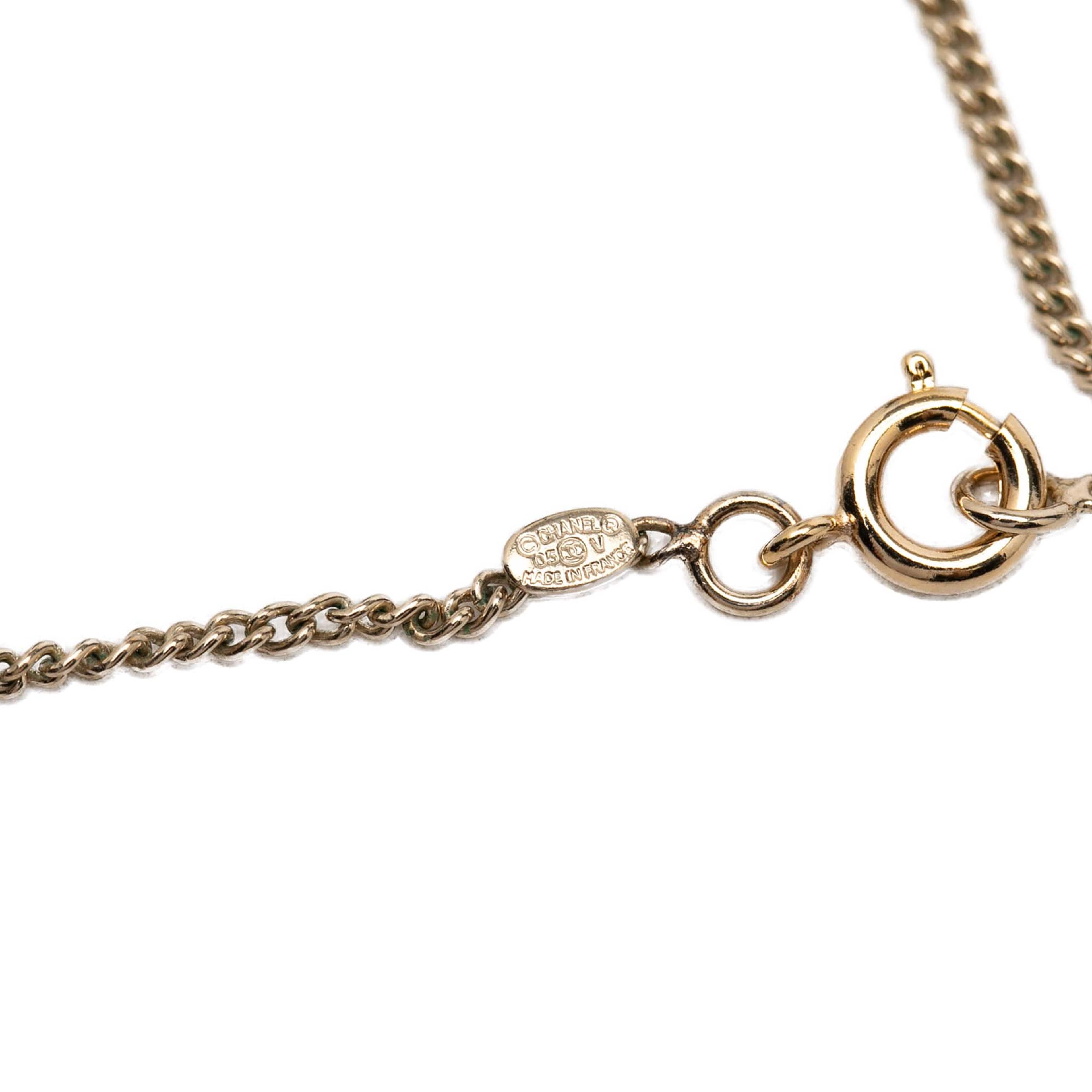 Chanel Cc Brass Lacquered Pendant Necklace, från Luxclusif, i färgen silver. Klicka för att öppna bilden i stort format