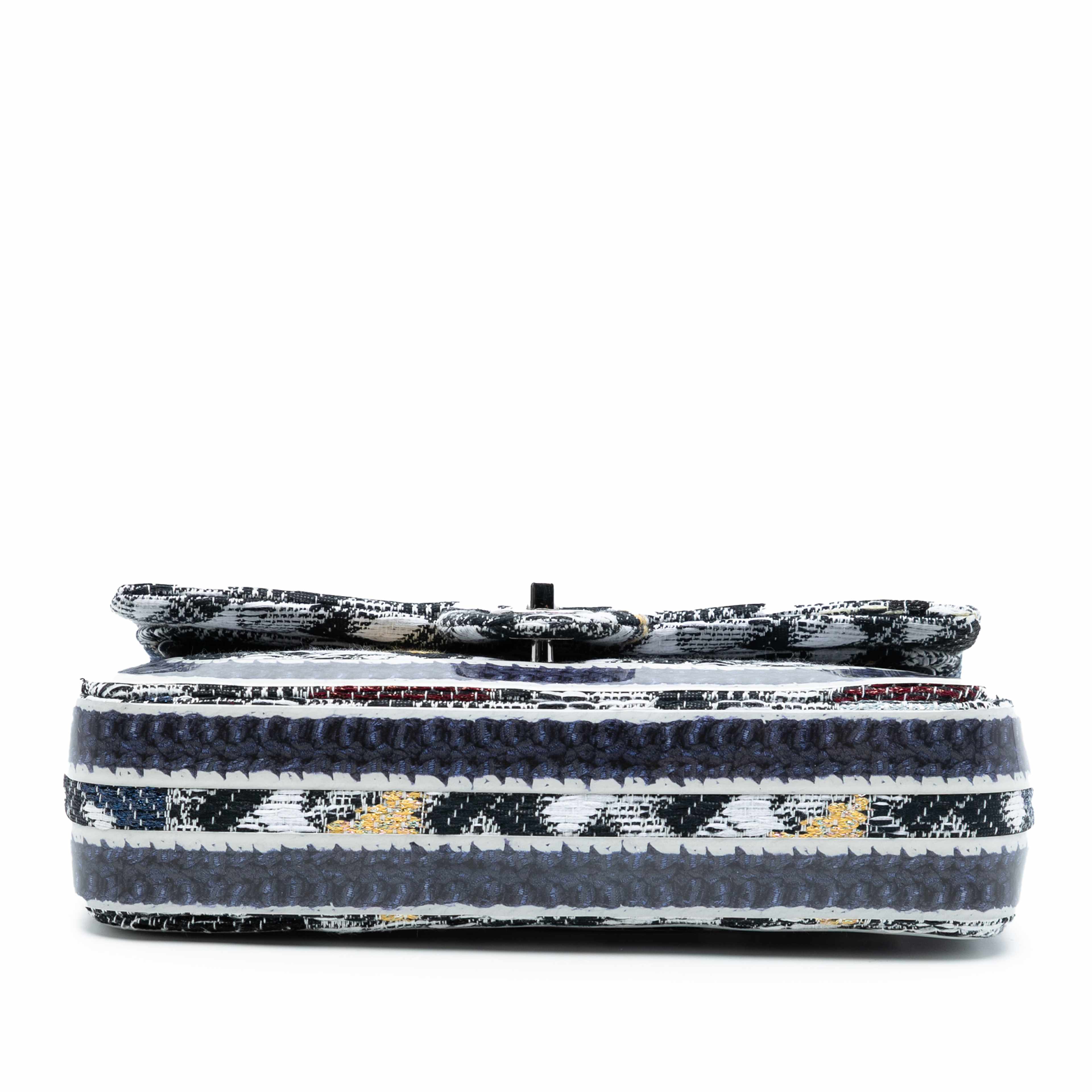 Chanel Medium Classic Tweed And Silicone Double Flap, från Luxclusif, i färgen dark blue. Klicka för att öppna bilden i stort format