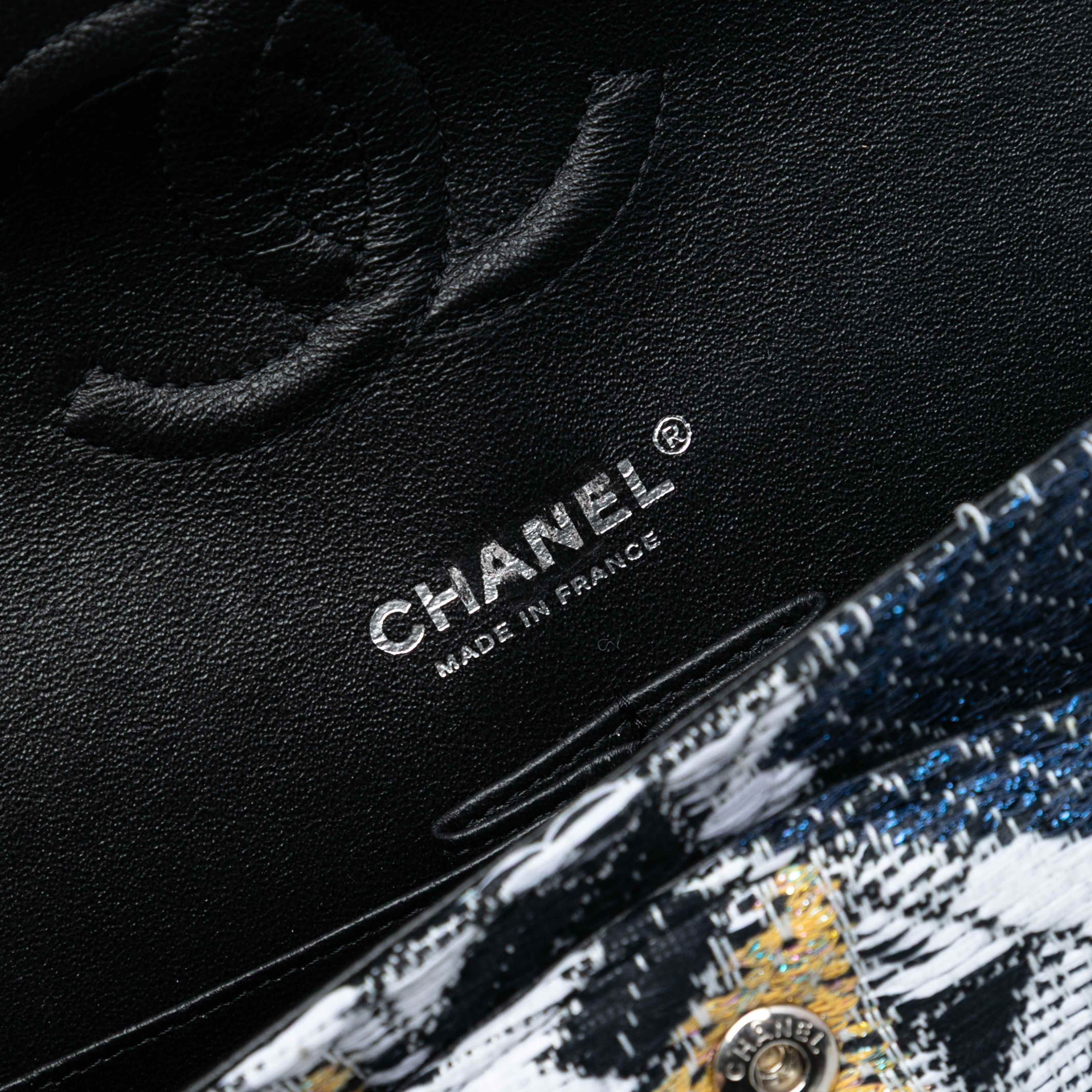 Chanel Medium Classic Tweed And Silicone Double Flap, från Luxclusif, i färgen dark blue. Klicka för att öppna bilden i stort format