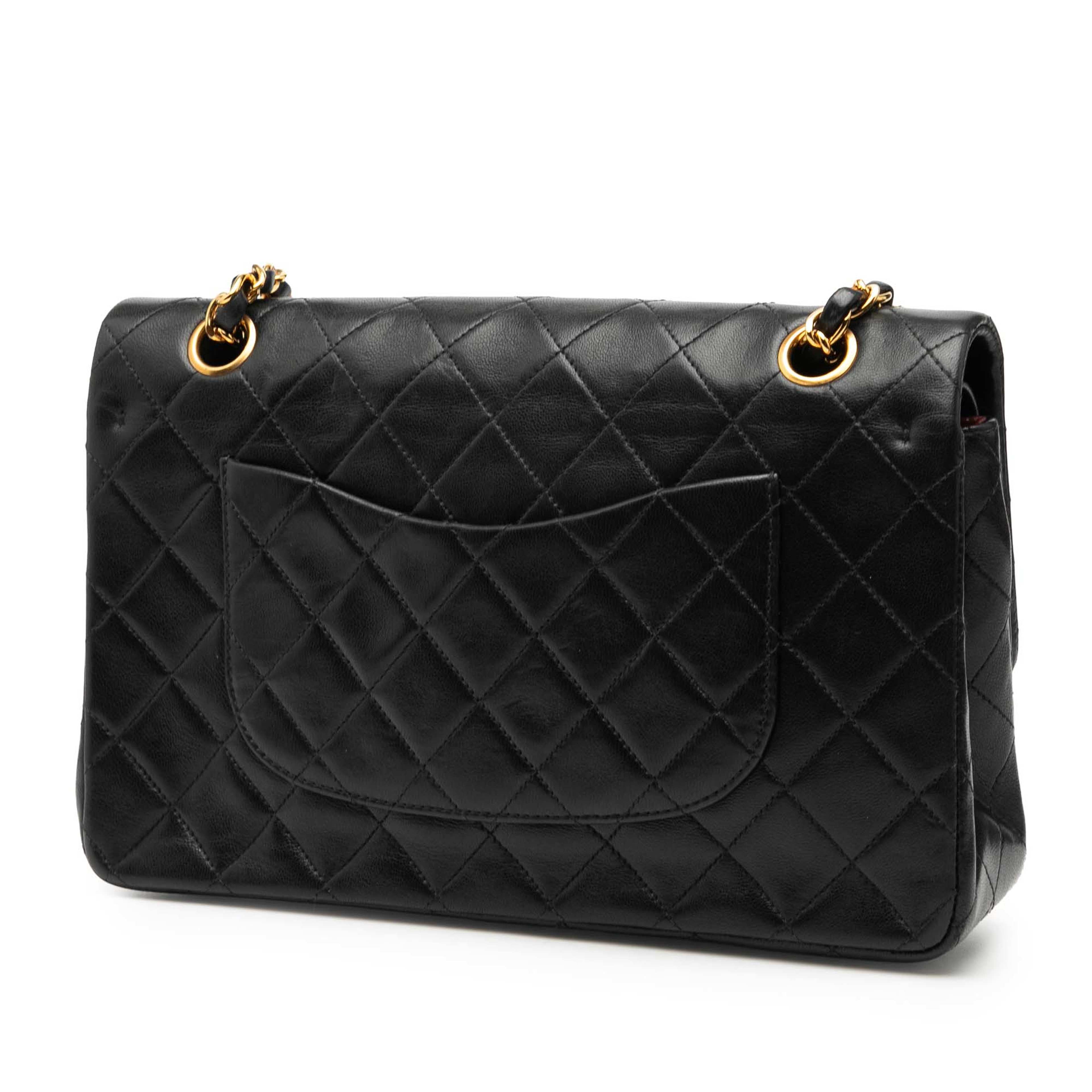 Chanel Medium Classic Lambskin Double Flap, från Luxclusif, i färgen black. Klicka för att öppna bilden i stort format