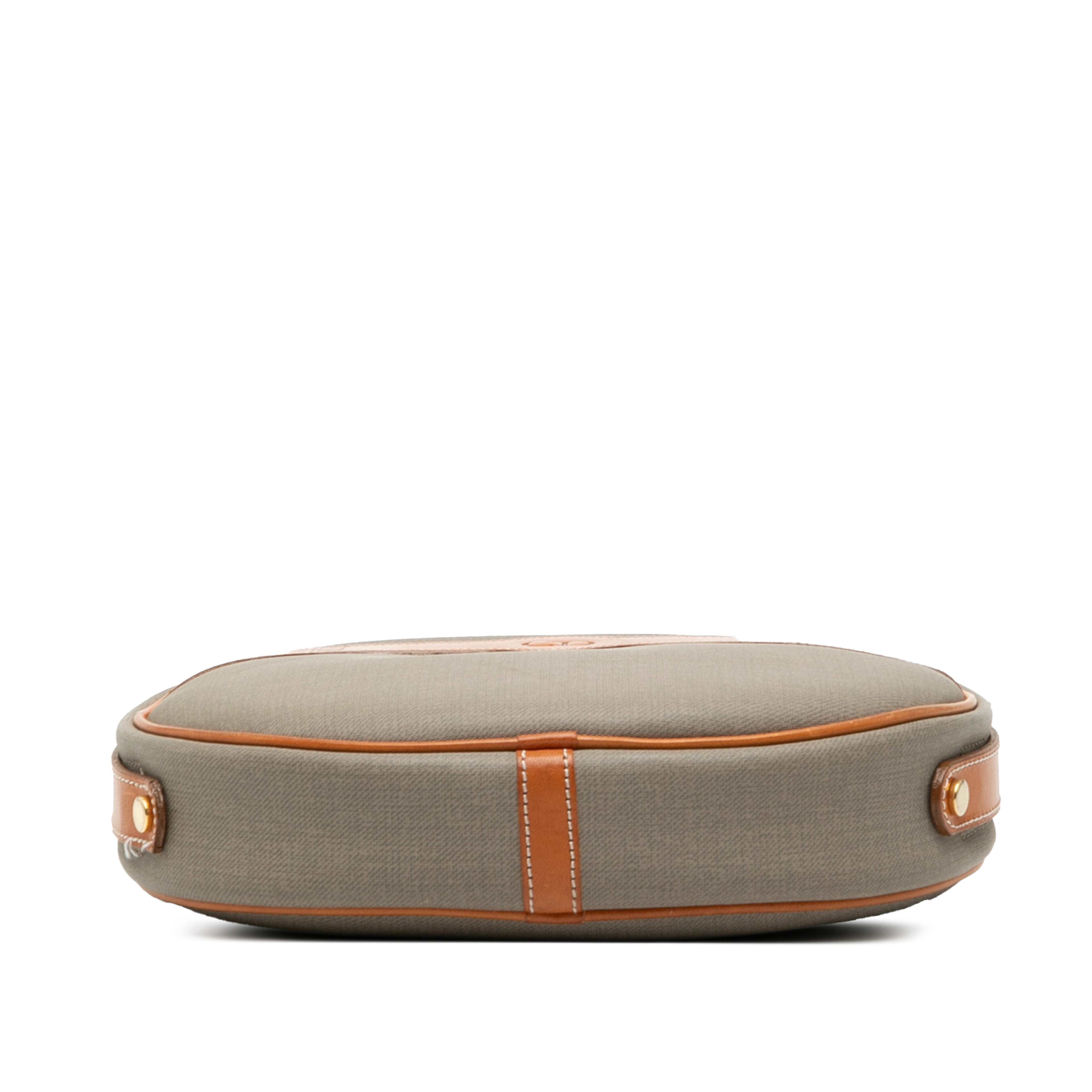 Dior Coated Canvas Cd Crossbody, från Luxclusif, i färgen gray. Klicka för att öppna bilden i stort format