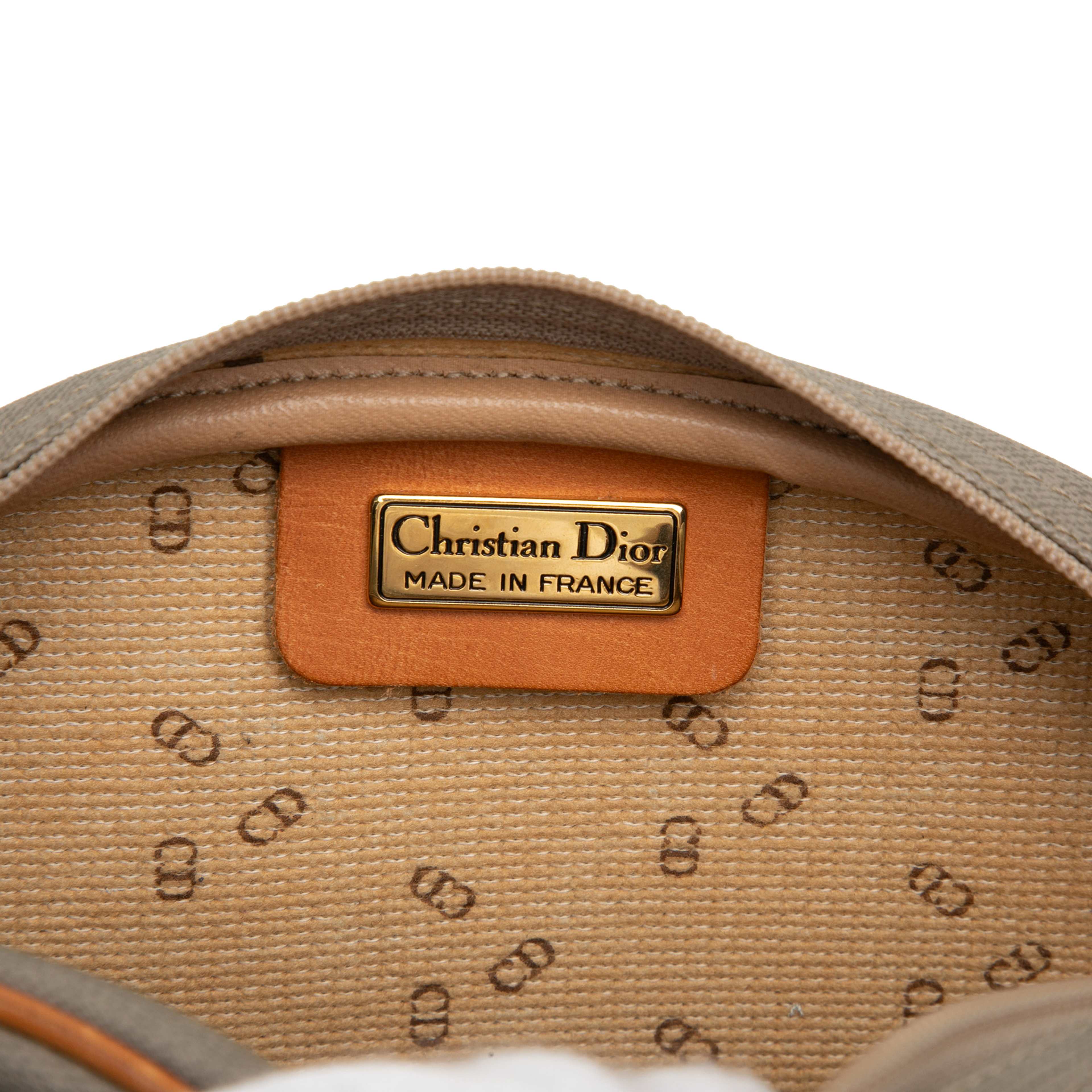 Dior Coated Canvas Cd Crossbody, från Luxclusif, i färgen gray. Klicka för att öppna bilden i stort format