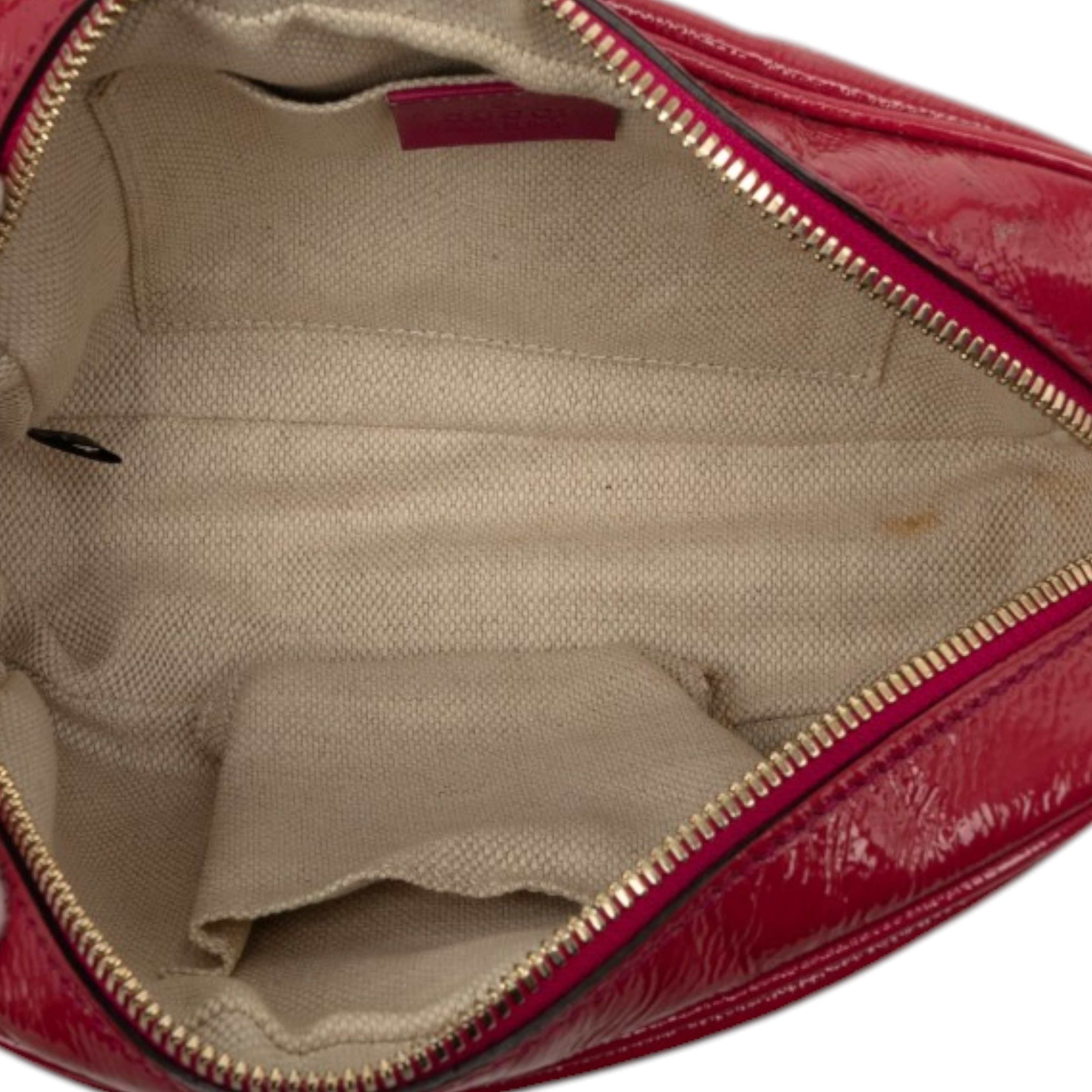 Gucci Patent Soho Disco Crossbody, från Luxclusif, i färgen rosa. Klicka för att öppna bilden i stort format