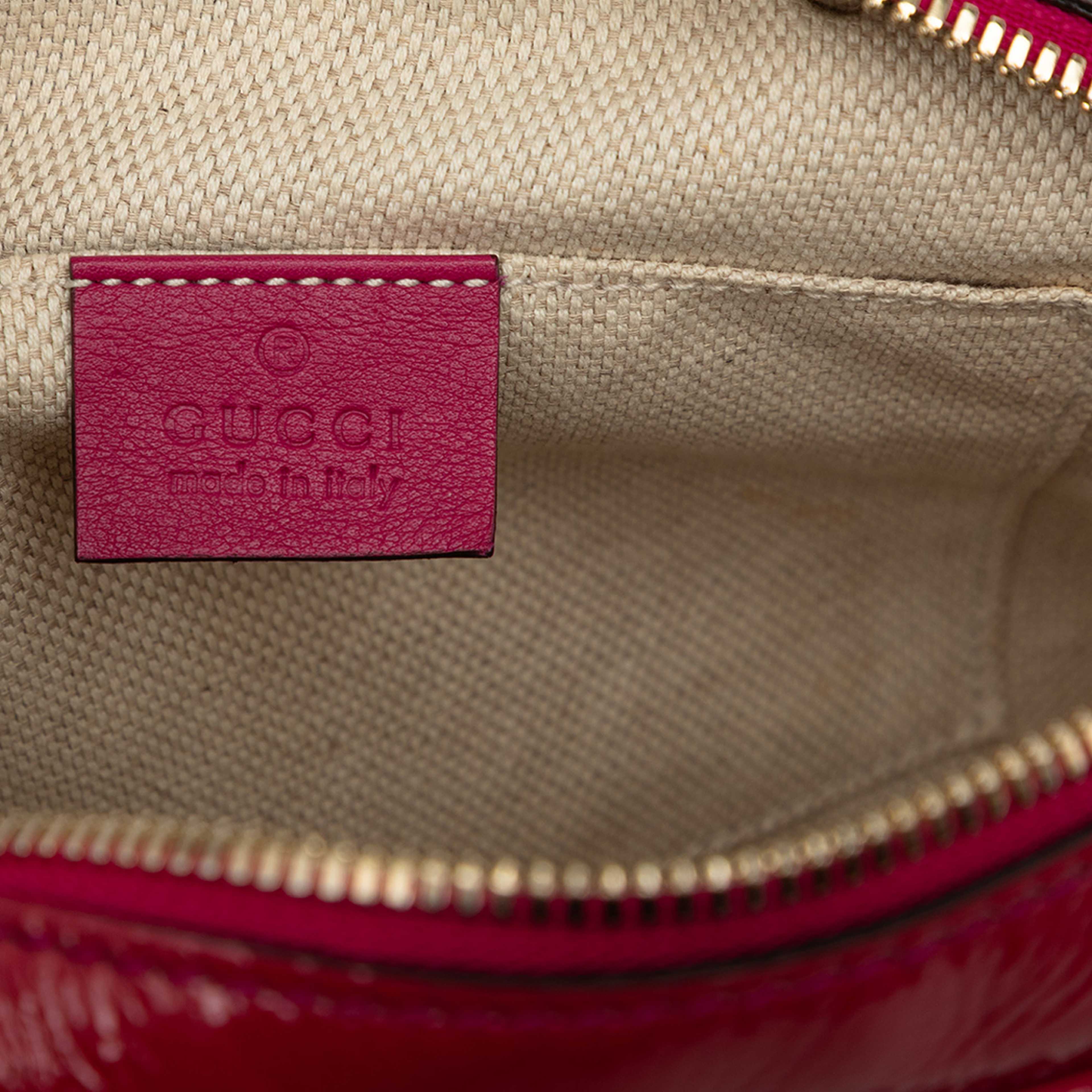 Gucci Patent Soho Disco Crossbody, från Luxclusif, i färgen rosa. Klicka för att öppna bilden i stort format