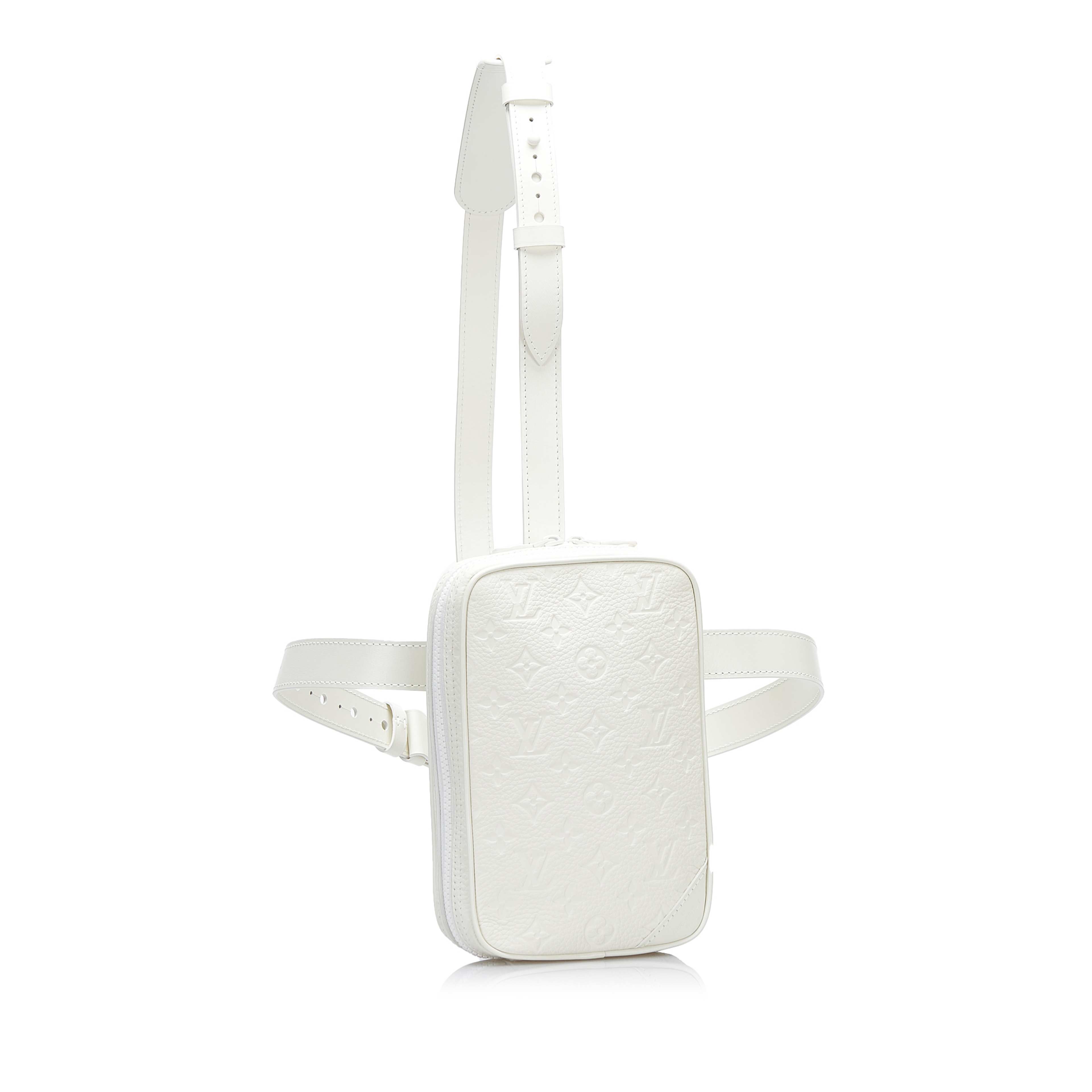 Louis Vuitton Monogram Taurillon Utility Side, från Luxclusif, i färgen white. Klicka för att öppna bilden i stort format