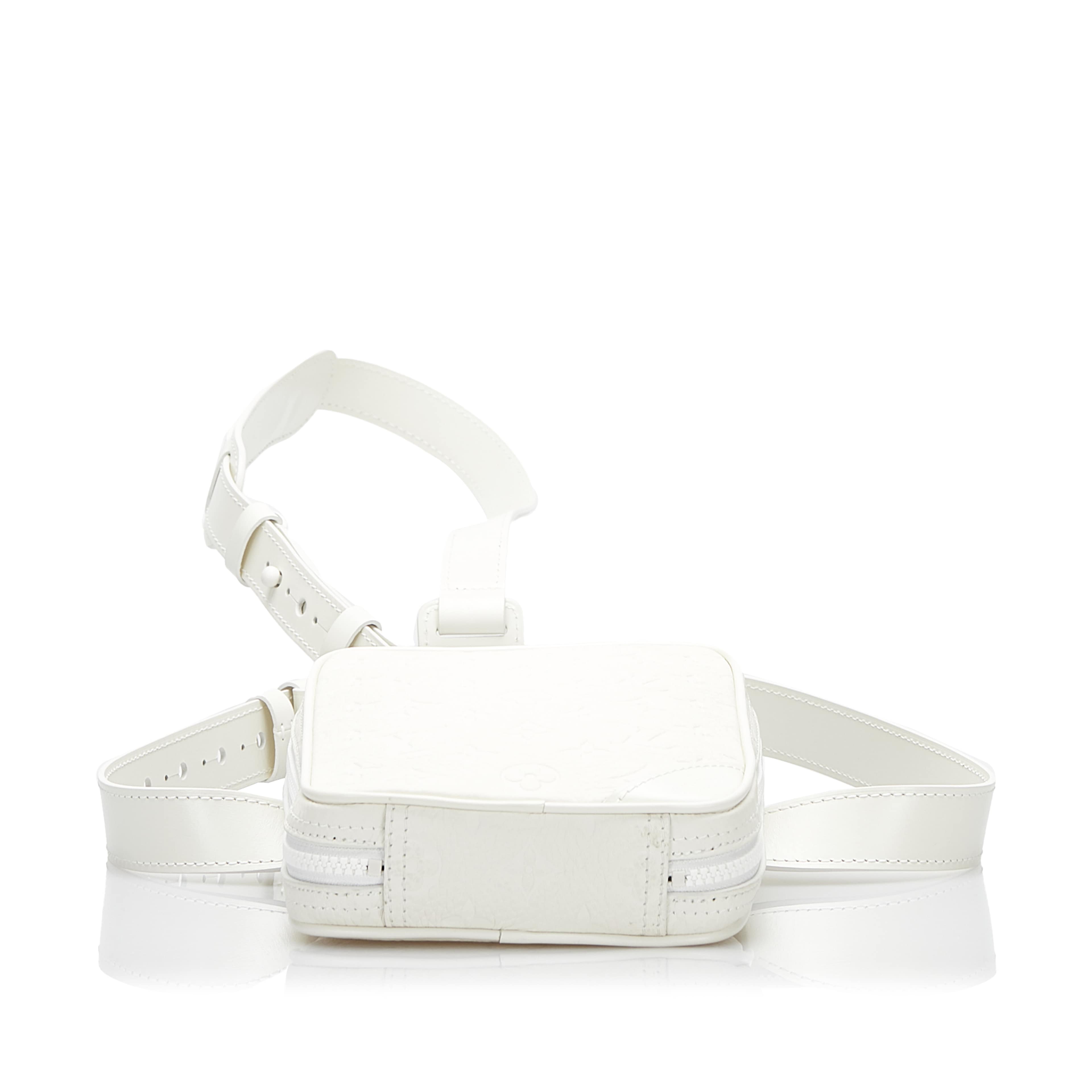 Louis Vuitton Monogram Taurillon Utility Side, från Luxclusif, i färgen white. Klicka för att öppna bilden i stort format