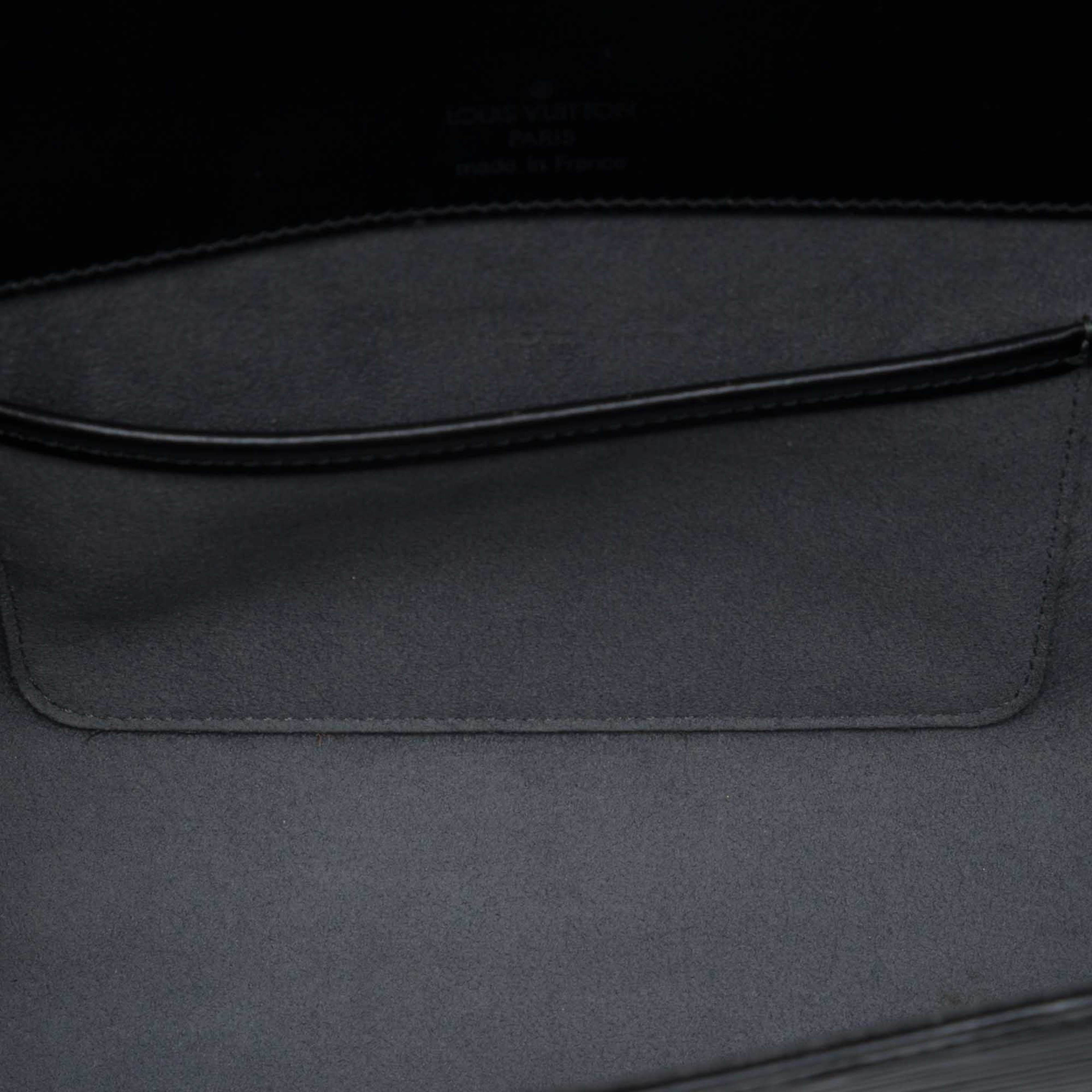 Louis Vuitton Epi Nocturne Pm, från Luxclusif, i färgen svart. Klicka för att öppna bilden i stort format