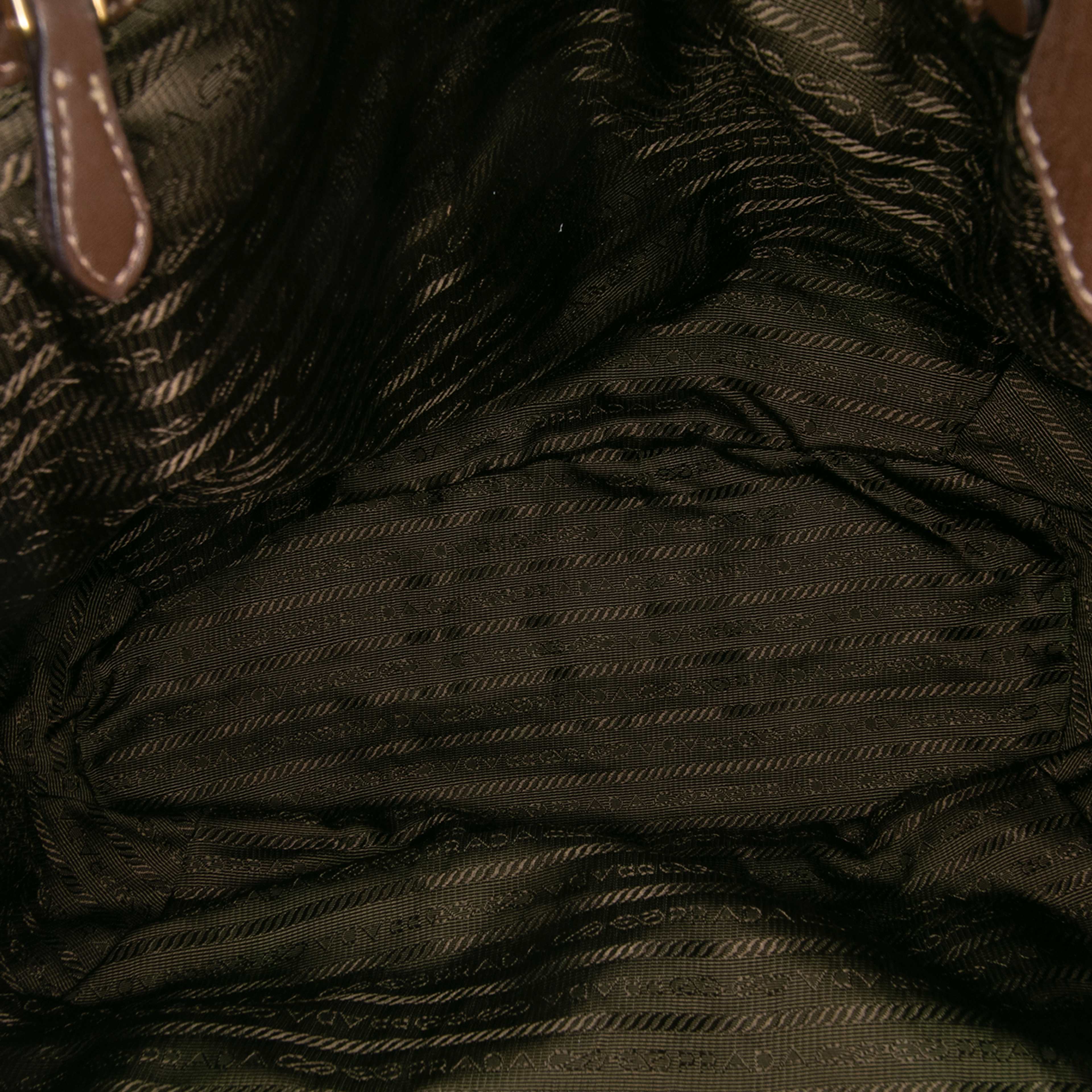 Prada Tessuto And Nappa Gaufre Tote, från Luxclusif, i färgen brown. Klicka för att öppna bilden i stort format