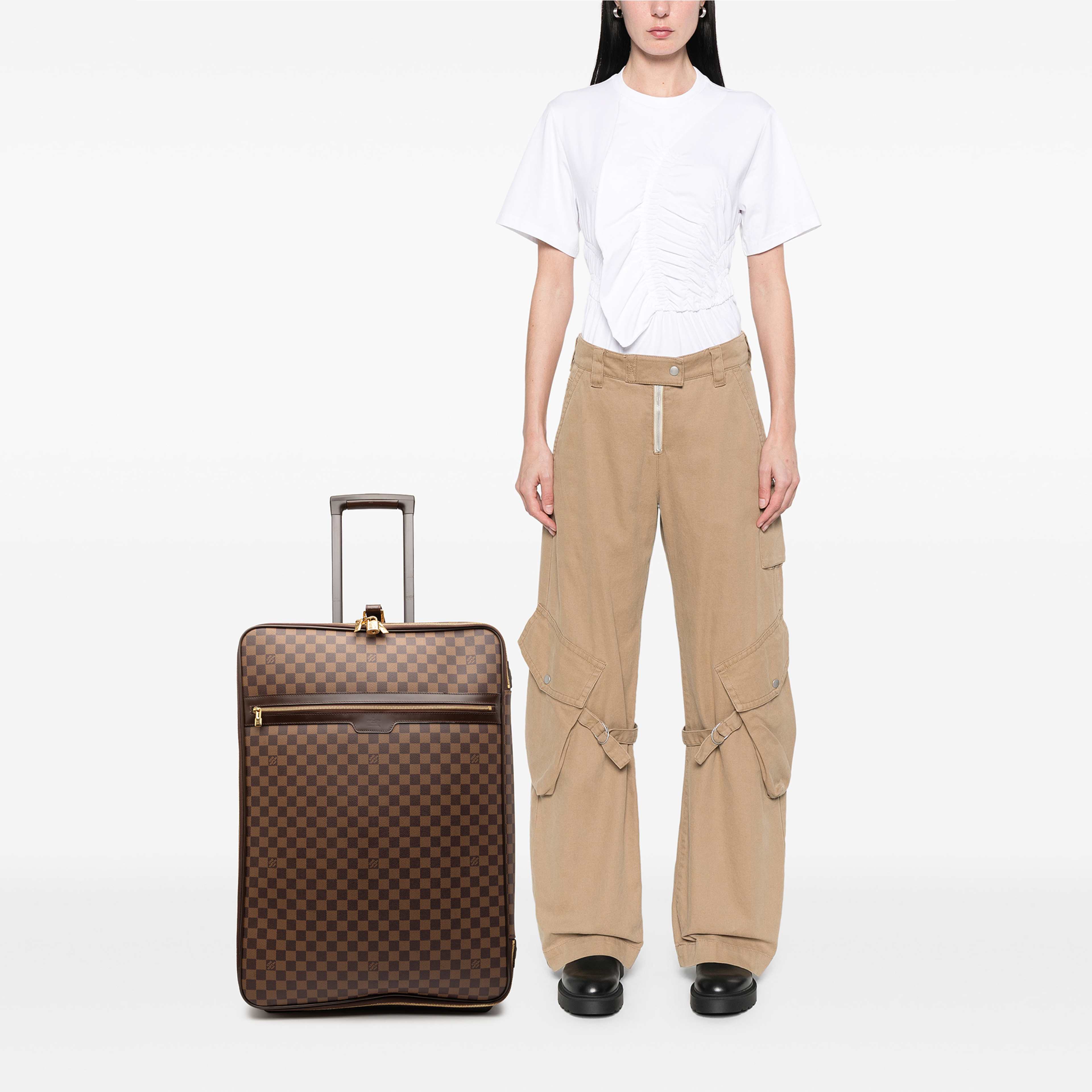 Louis Vuitton Damier Ebene Pegase 65, från Luxclusif, i färgen brun. Klicka för att öppna bilden i stort format
