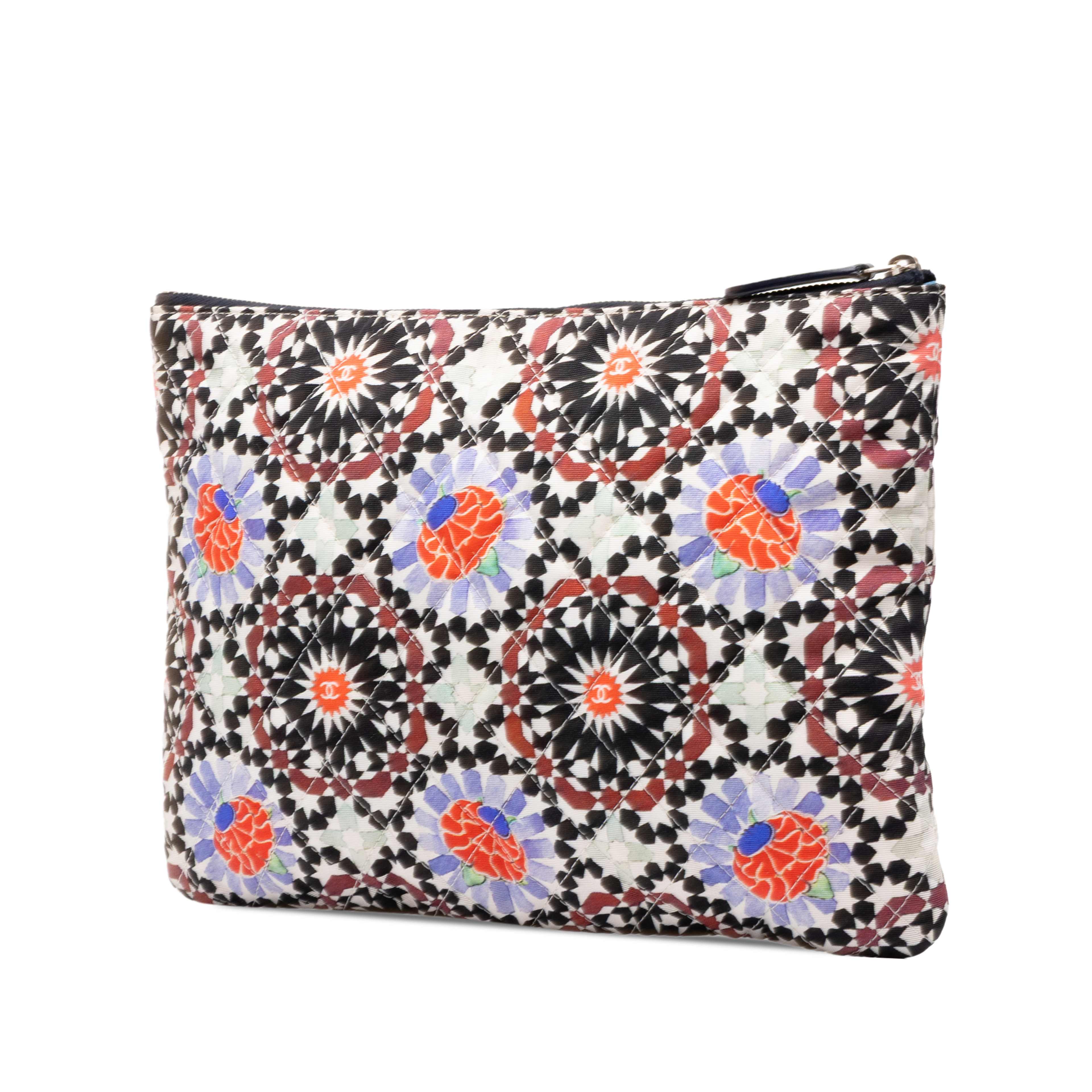 Chanel Paris Dubai Medium Quilted Printed Canvas O Case Clutch, från Luxclusif, i färgen vit. Klicka för att öppna bilden i stort format