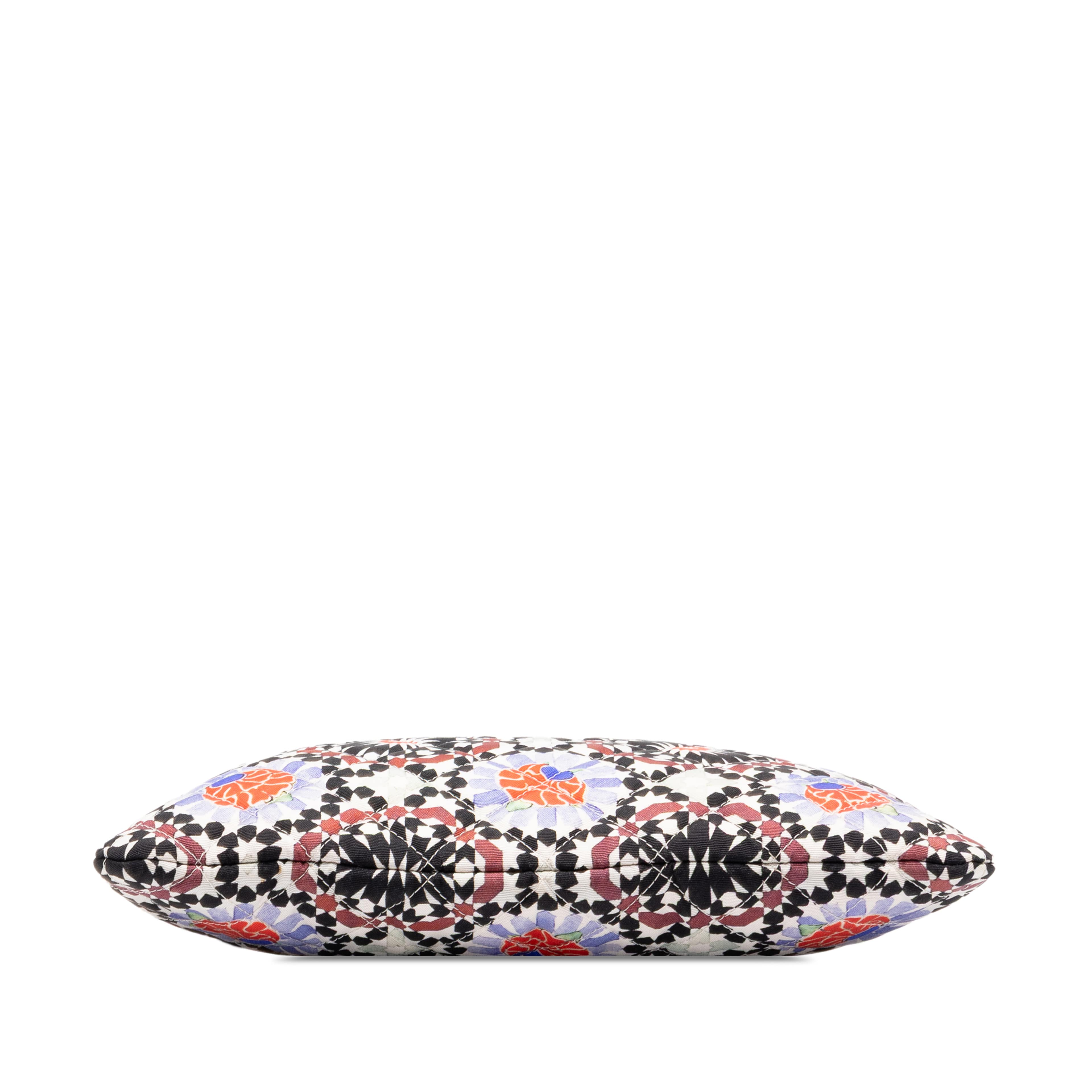 Chanel Paris Dubai Medium Quilted Printed Canvas O Case Clutch, från Luxclusif, i färgen vit. Klicka för att öppna bilden i stort format