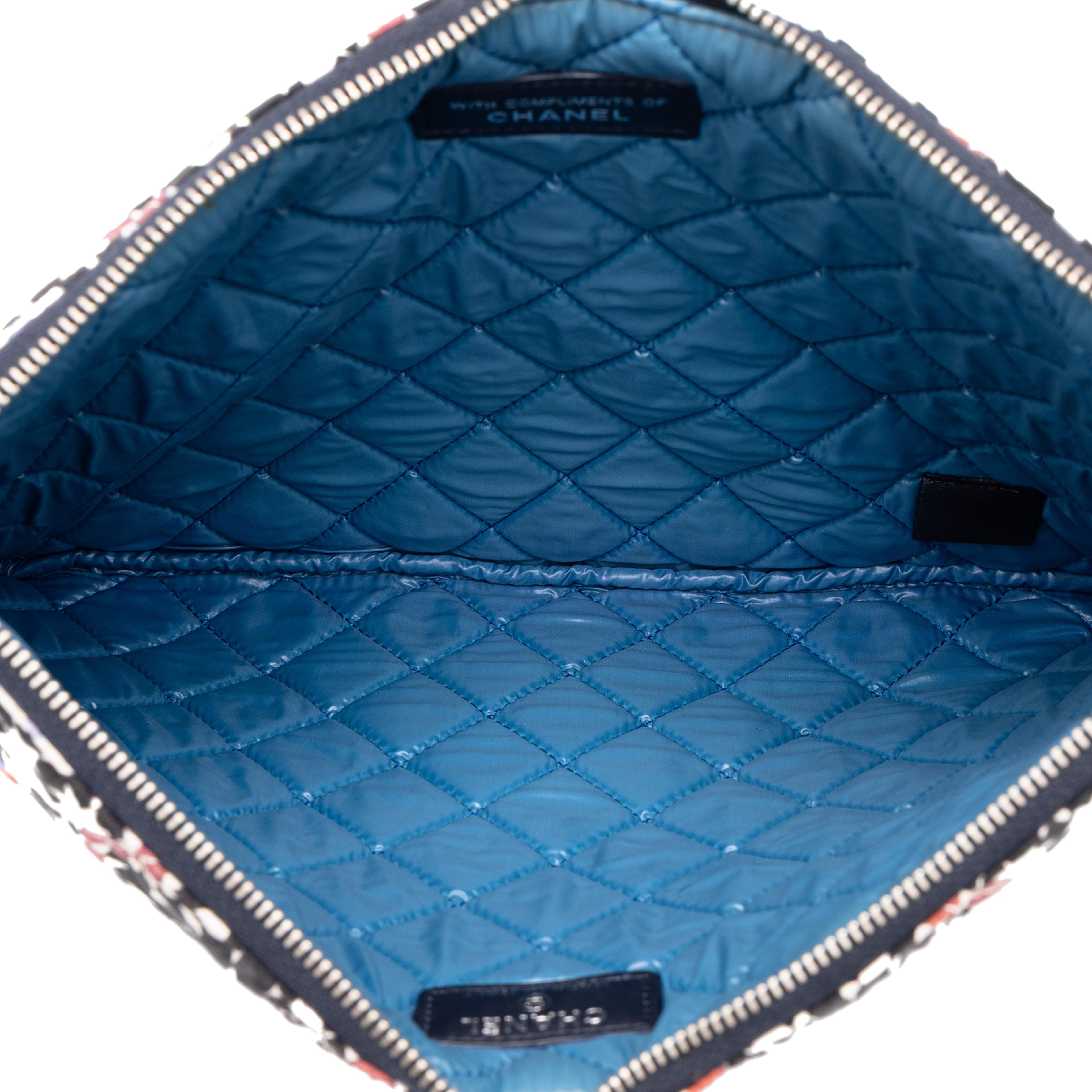Chanel Paris Dubai Medium Quilted Printed Canvas O Case Clutch, från Luxclusif, i färgen vit. Klicka för att öppna bilden i stort format