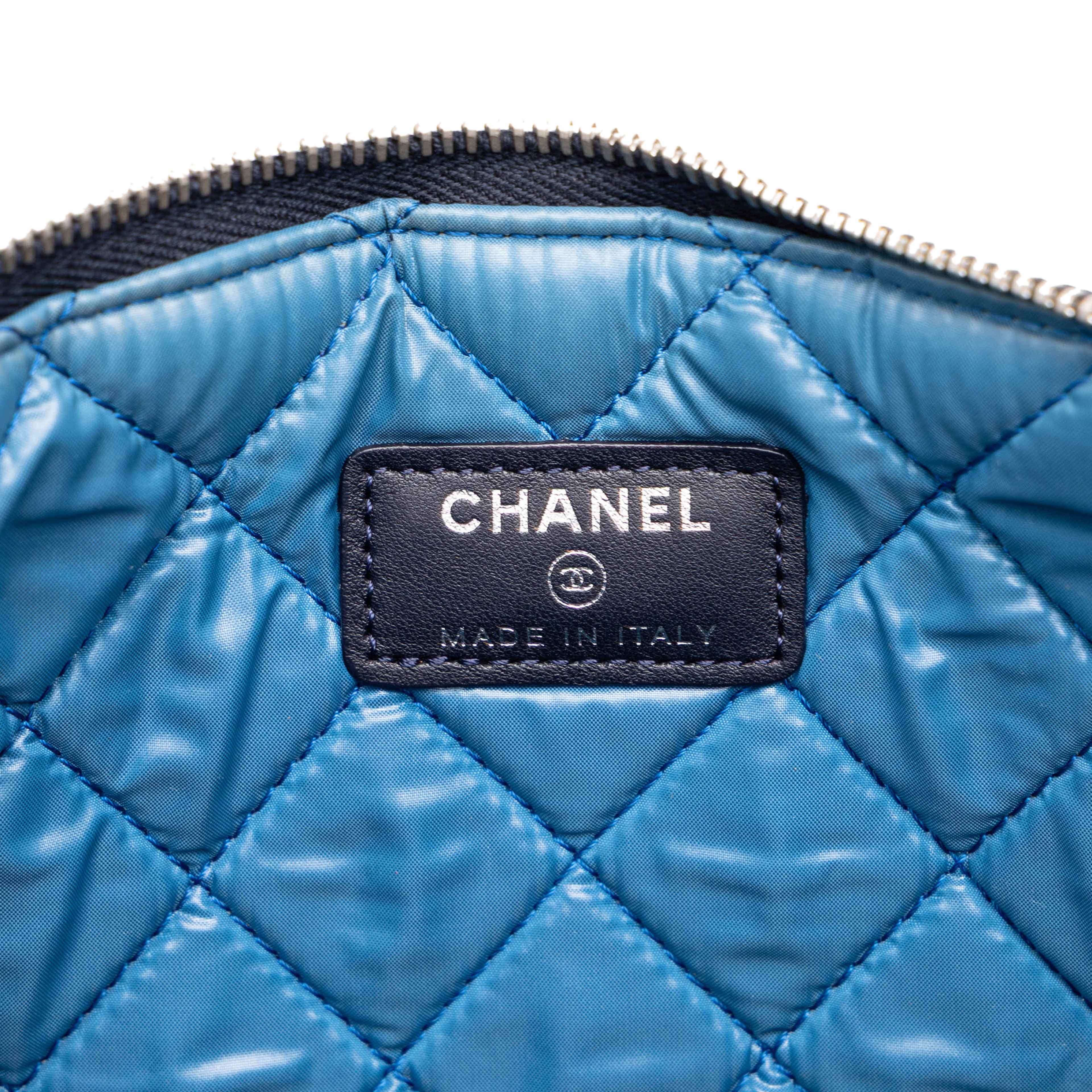 Chanel Paris Dubai Medium Quilted Printed Canvas O Case Clutch, från Luxclusif, i färgen vit. Klicka för att öppna bilden i stort format