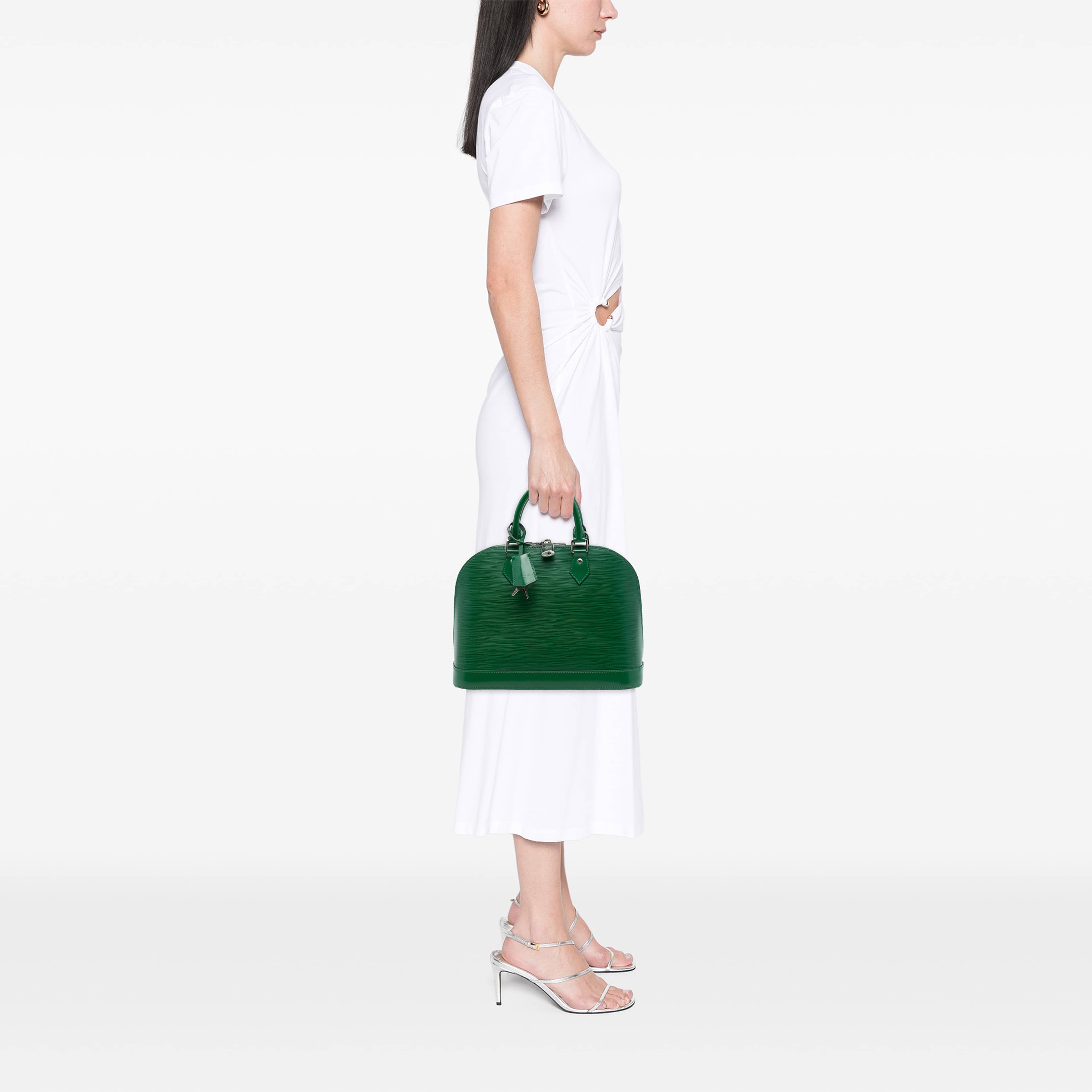 Louis Vuitton Epi Alma Pm, från Luxclusif, i färgen grön. Klicka för att öppna bilden i stort format