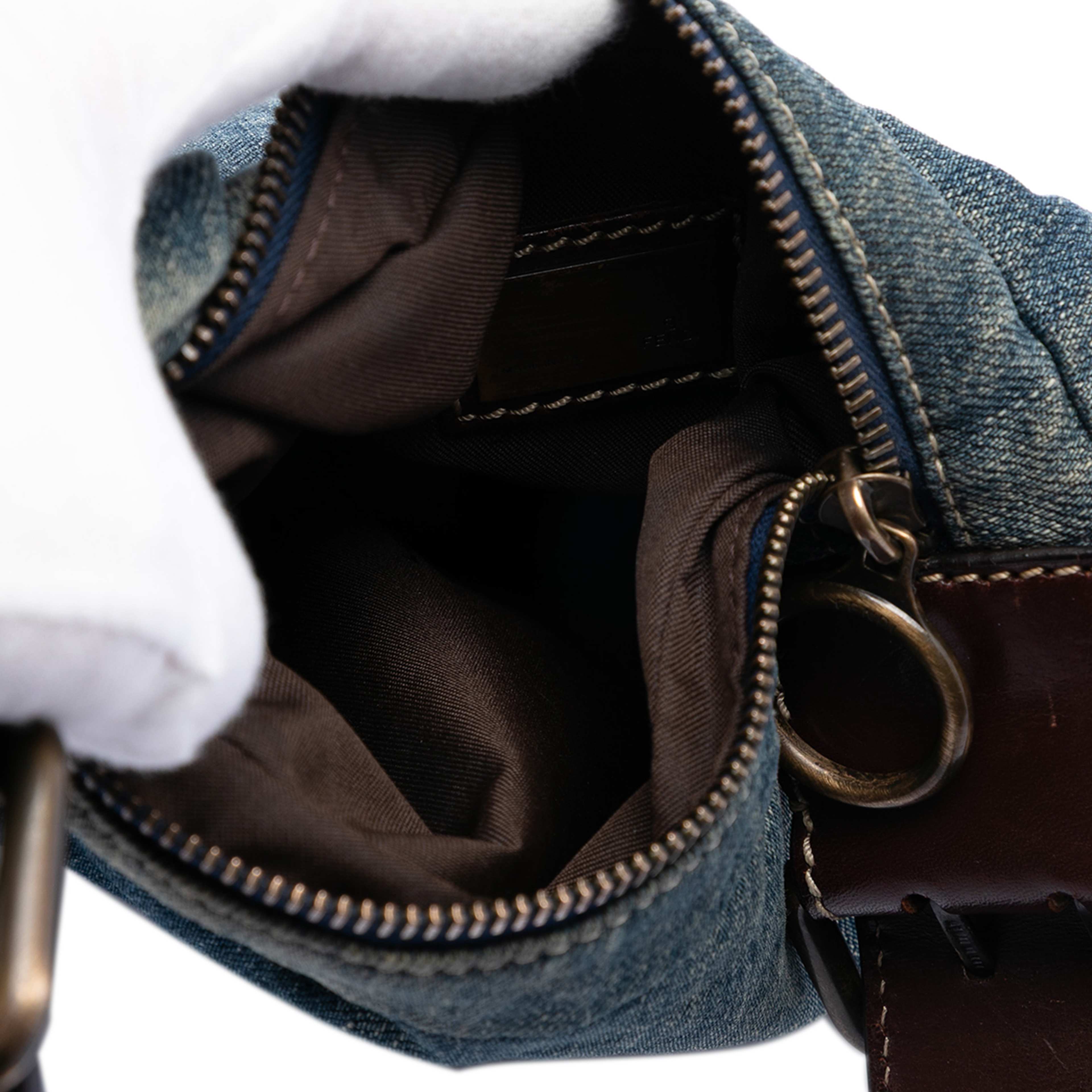 Fendi Denim Oyster Shoulder Bag, från Luxclusif, i färgen blue. Klicka för att öppna bilden i stort format