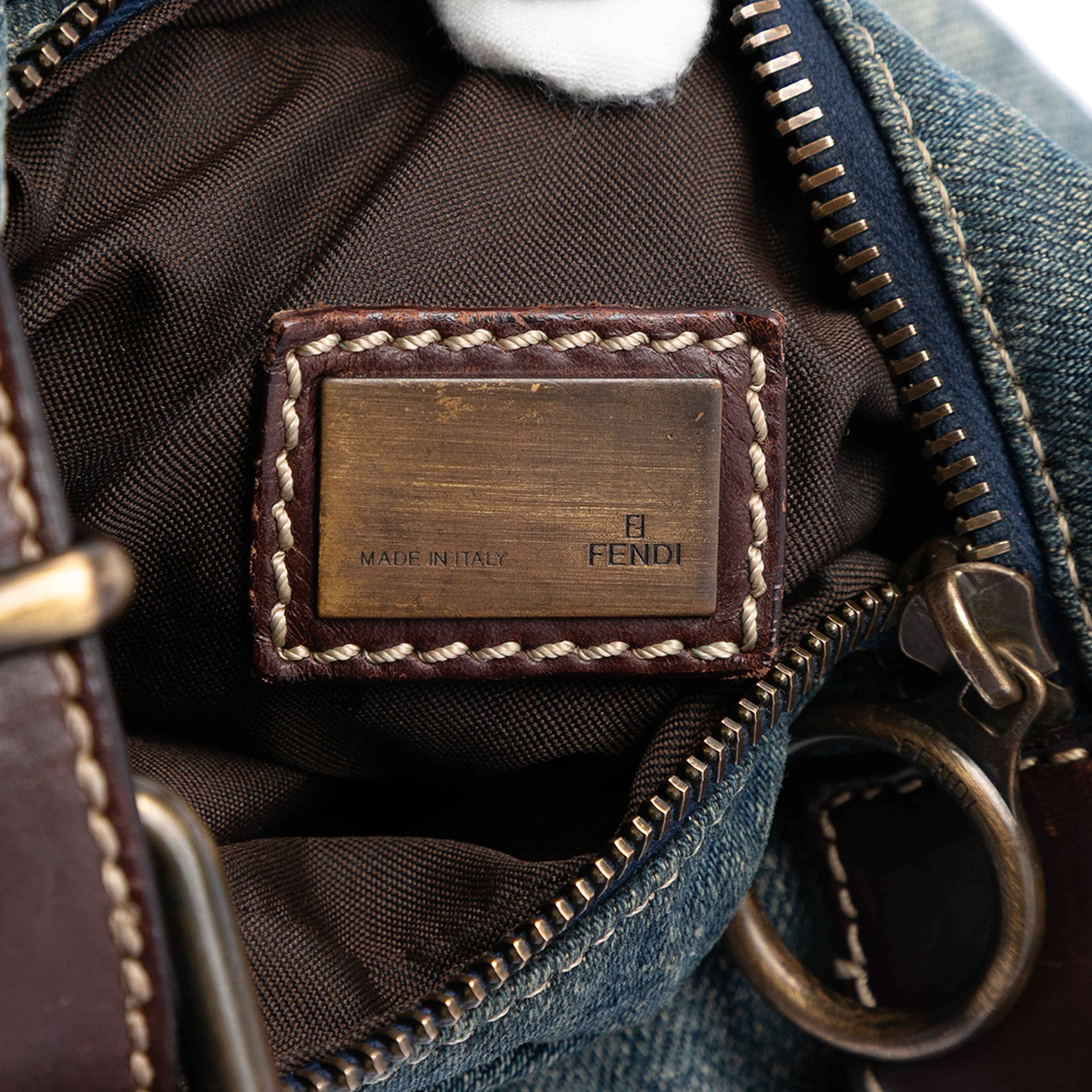 Fendi Denim Oyster Shoulder Bag, från Luxclusif, i färgen blue. Klicka för att öppna bilden i stort format