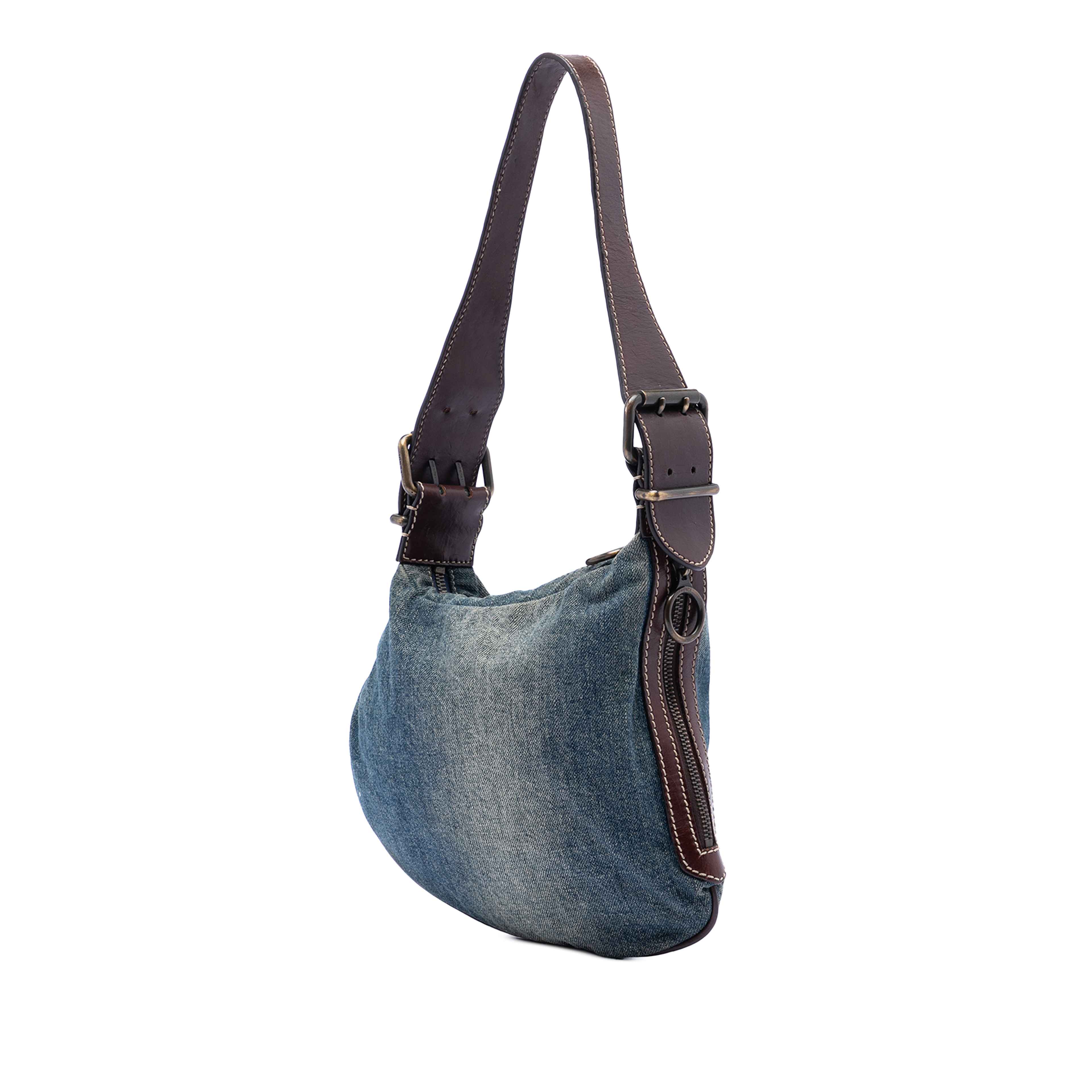 Fendi Denim Oyster Shoulder Bag, från Luxclusif, i färgen blue. Klicka för att öppna bilden i stort format