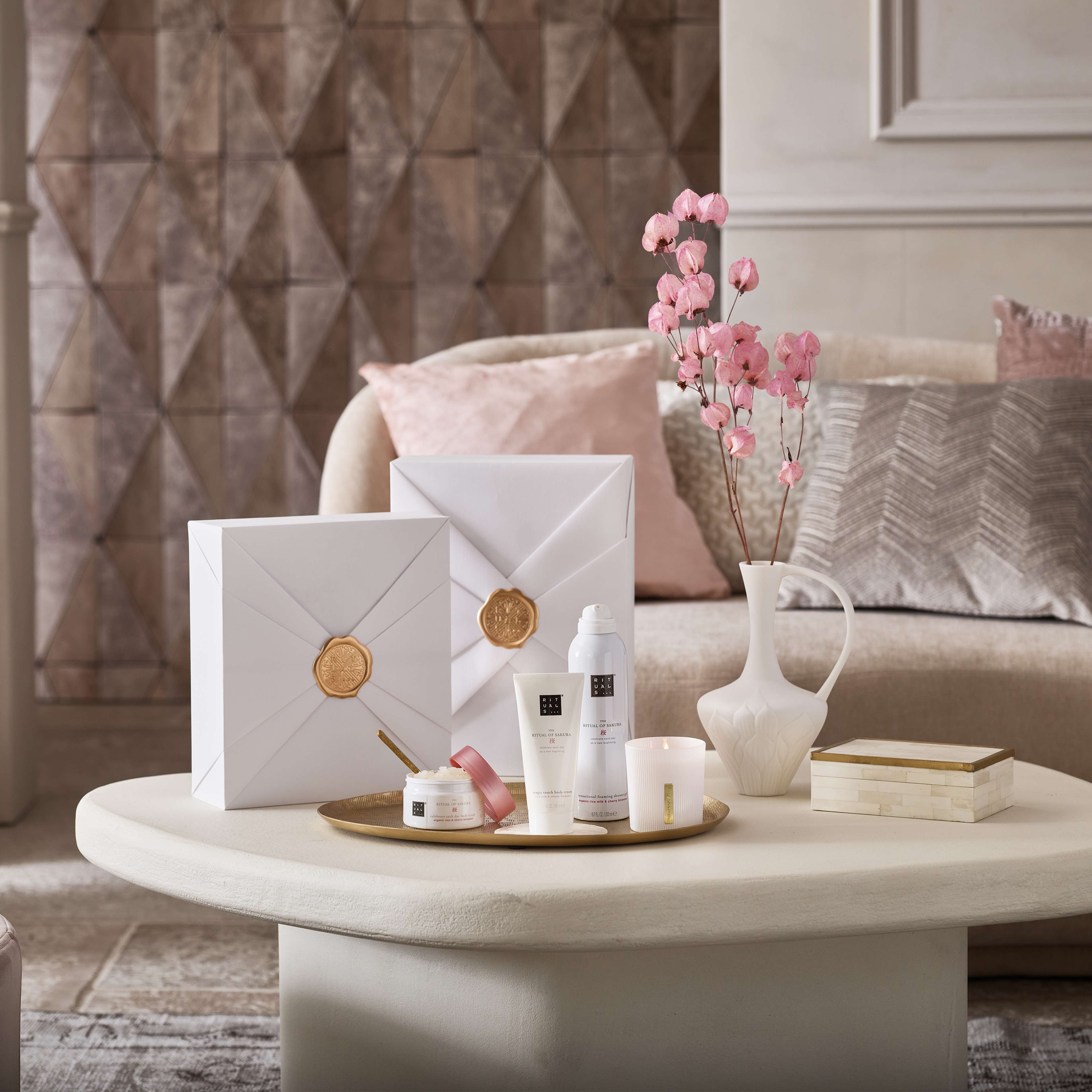 The Ritual of Sakura - Medium Gift Set 2022, från Rituals. Klicka för att öppna bilden i stort format