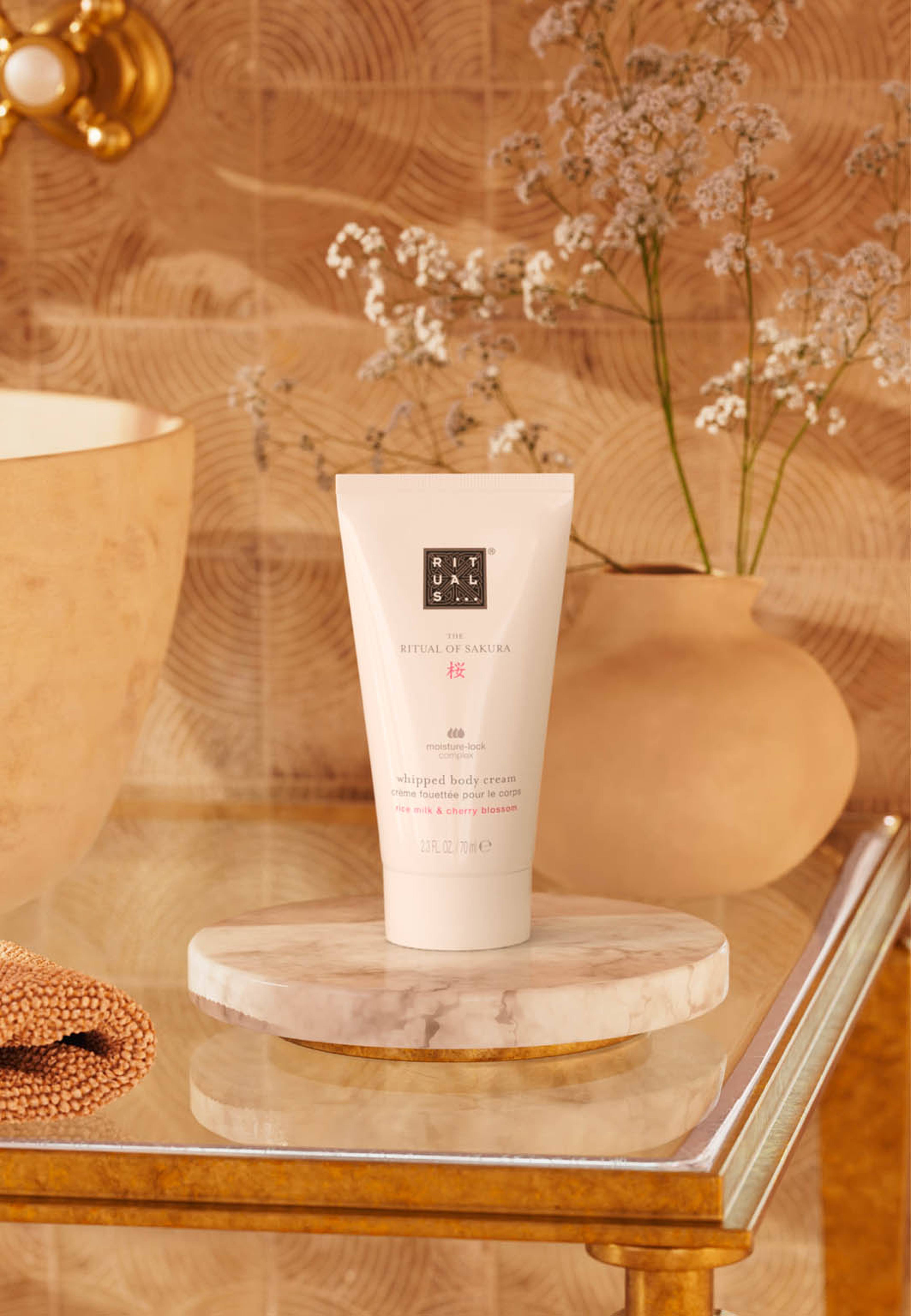 The Ritual of Sakura Whipped Body Cream, från Rituals.