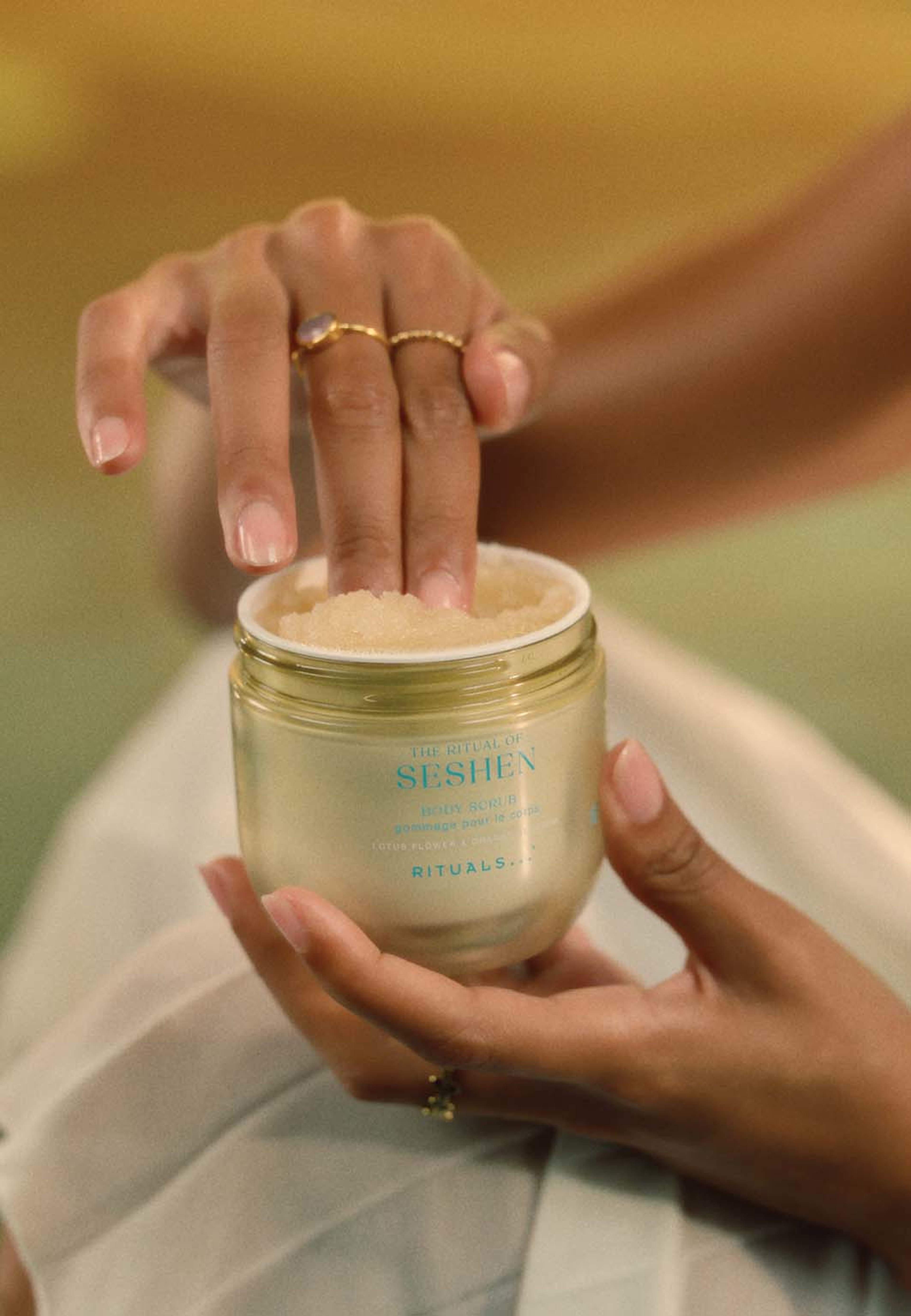 The Ritual of Seshen Body Scrub, från Rituals. Klicka för att öppna bilden i stort format