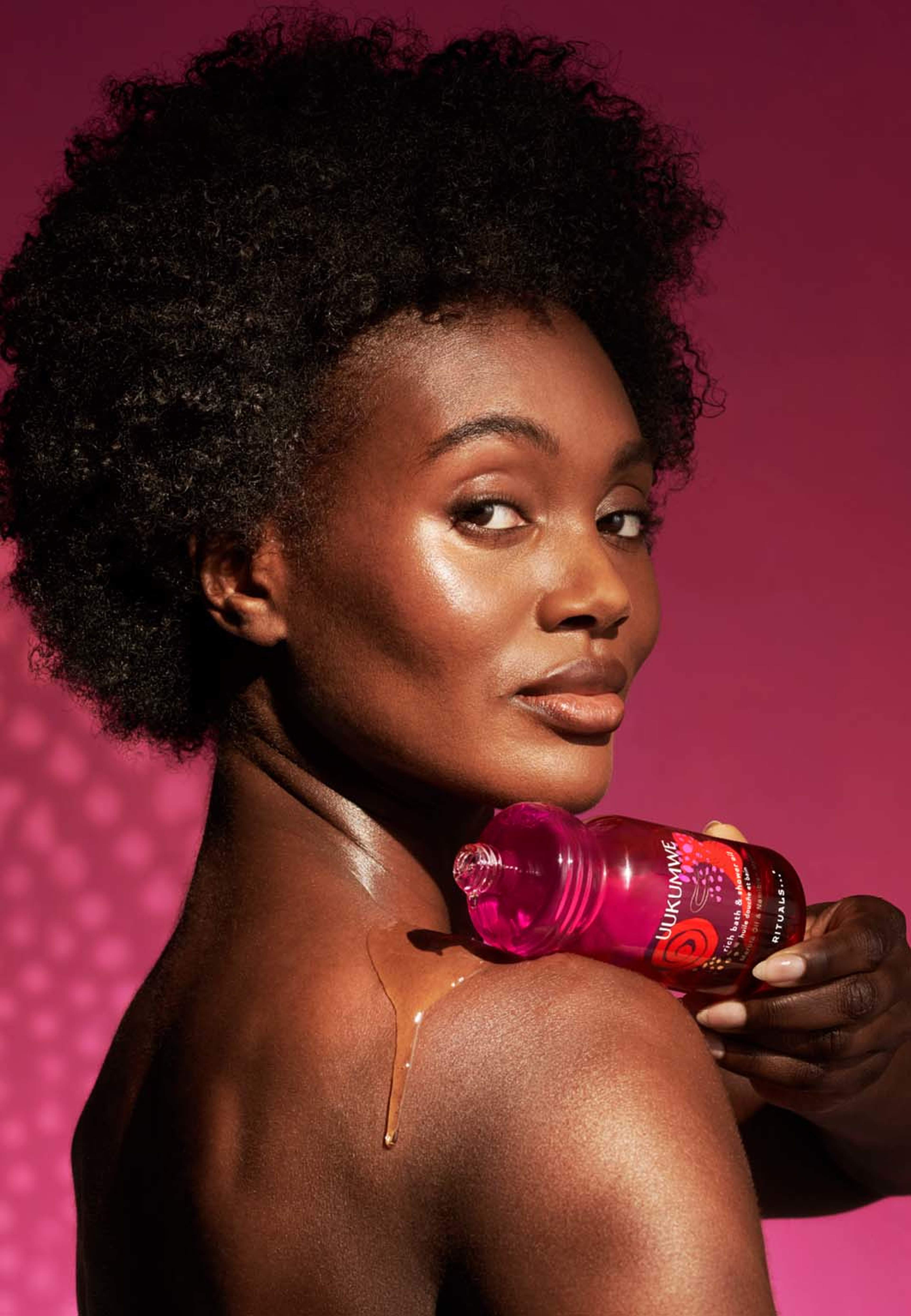 Uukumwe Collection Rich Bath and Shower Oil, från Rituals. Klicka för att öppna bilden i stort format