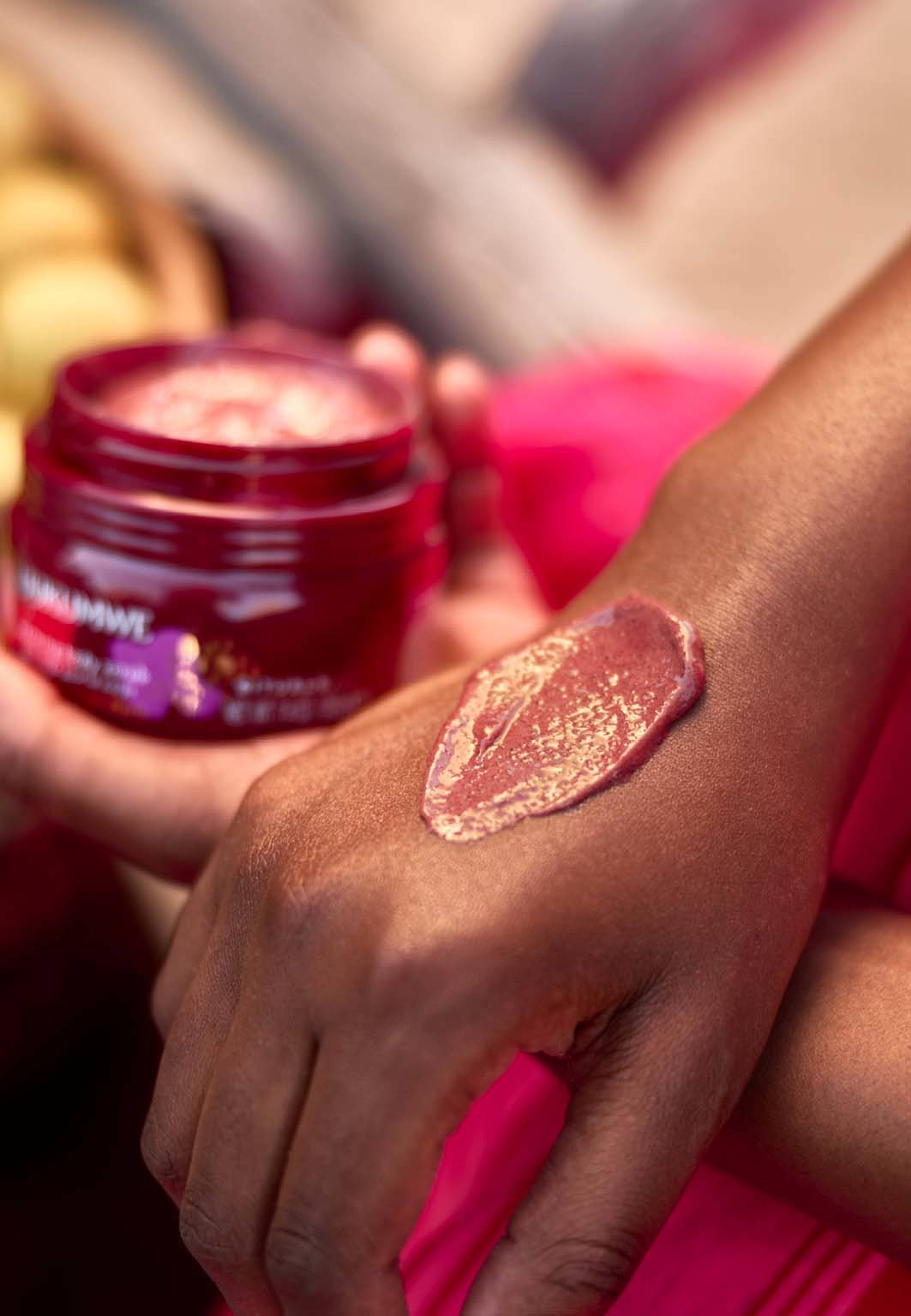 Uukumwe Collection Warming Body Scrub, från Rituals. Klicka för att öppna bilden i stort format