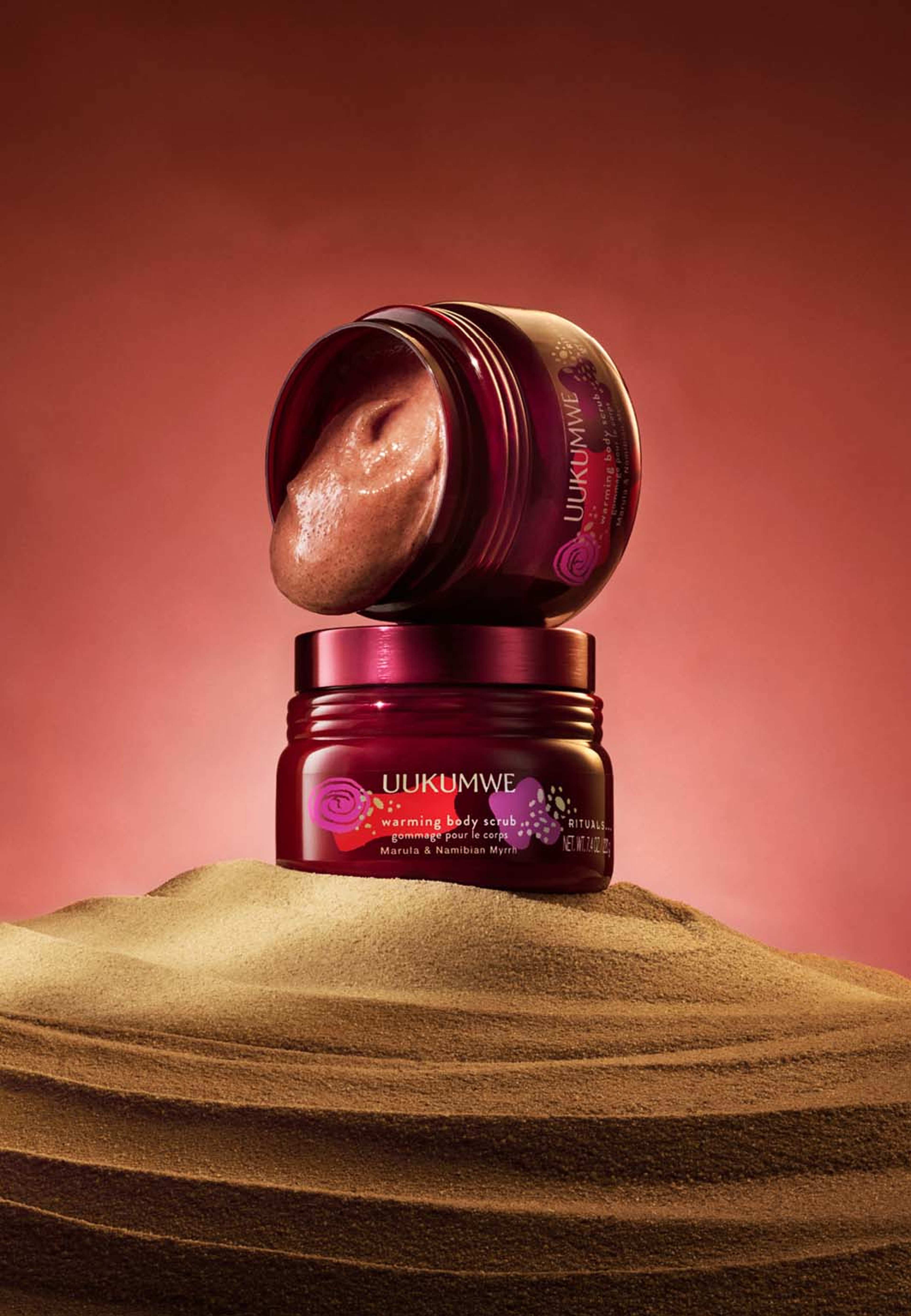 Uukumwe Collection Warming Body Scrub, från Rituals. Klicka för att öppna bilden i stort format