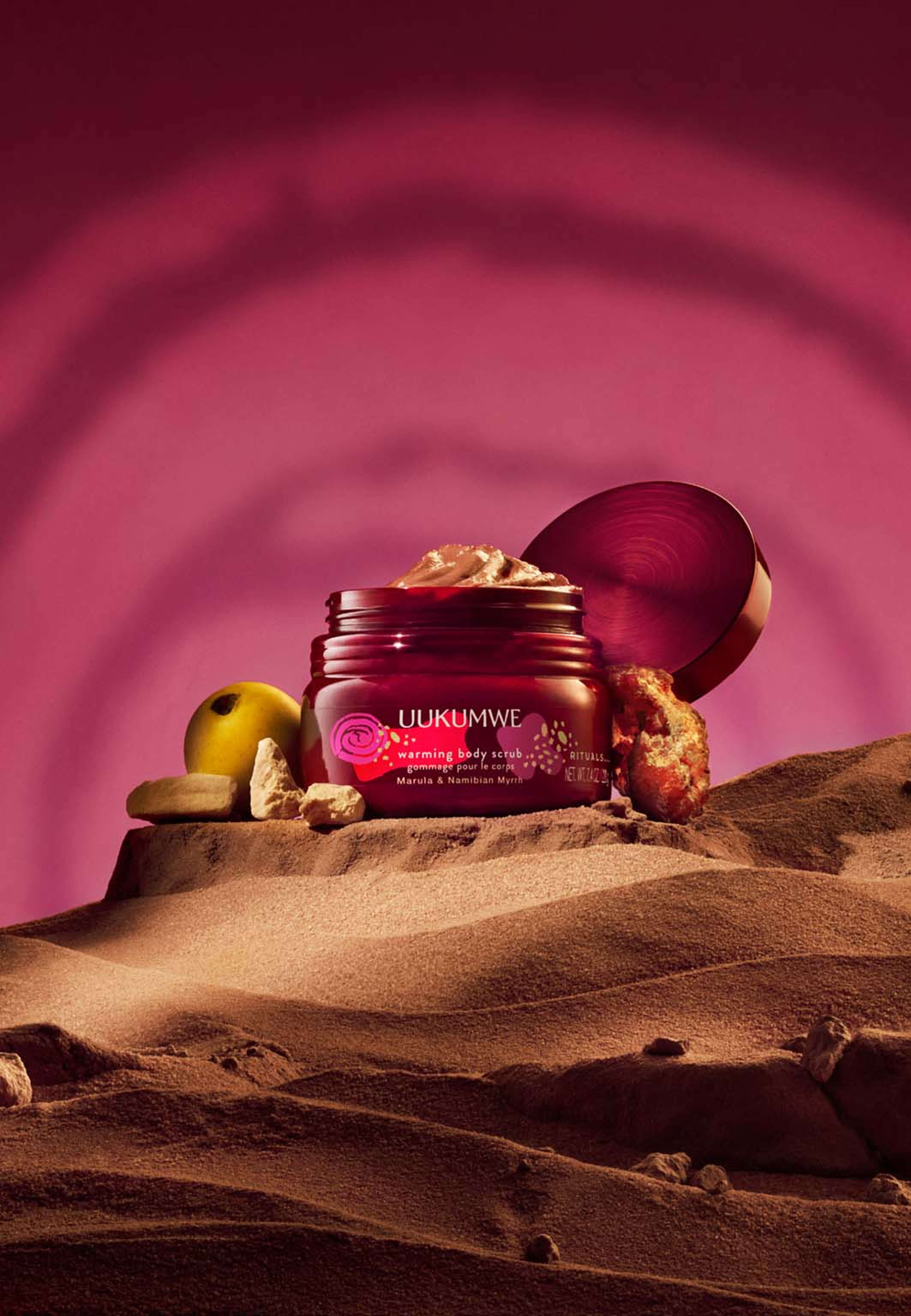 Uukumwe Collection Warming Body Scrub, från Rituals. Klicka för att öppna bilden i stort format